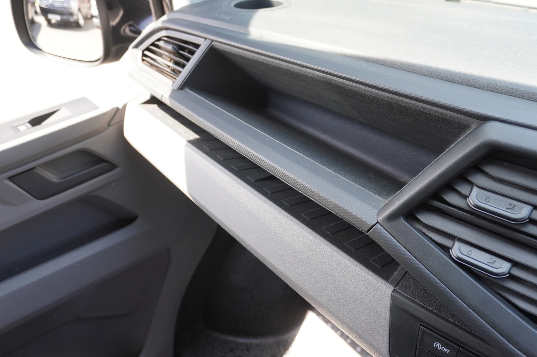 Volkswagen-Transporter-image-31