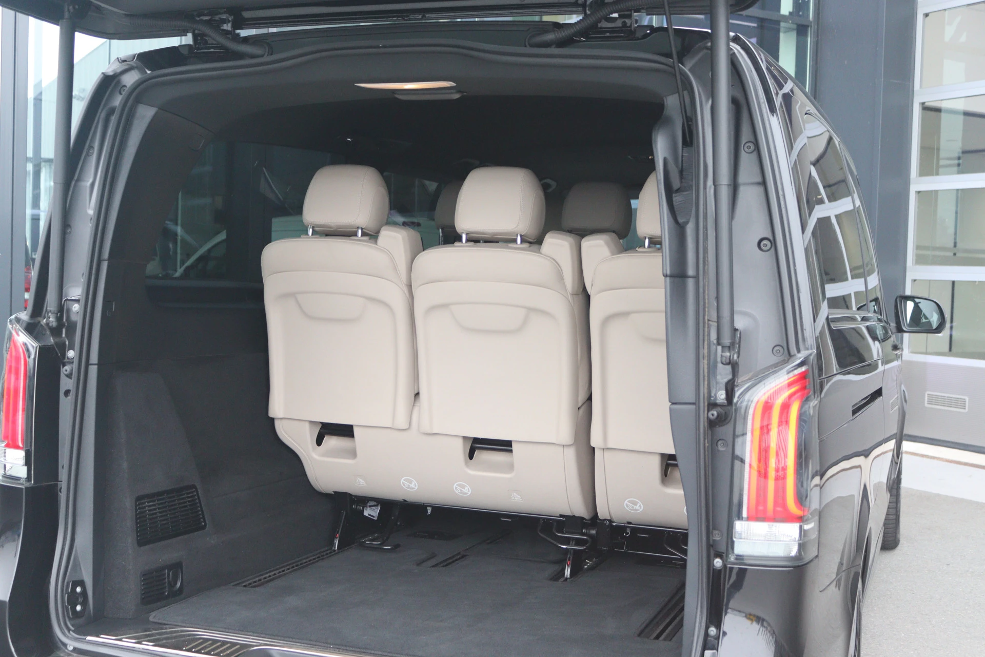 Mercedes-Benz-V-Klasse-image-13