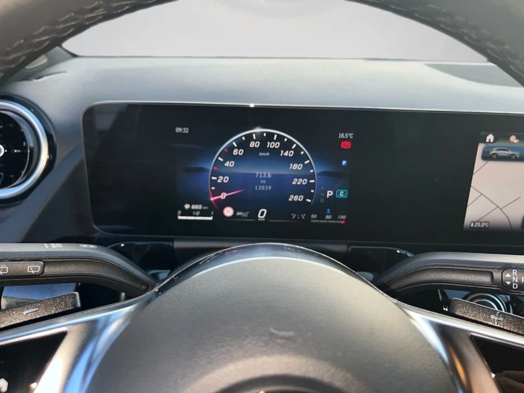 Mercedes-Benz-GLA 200 d-image-6