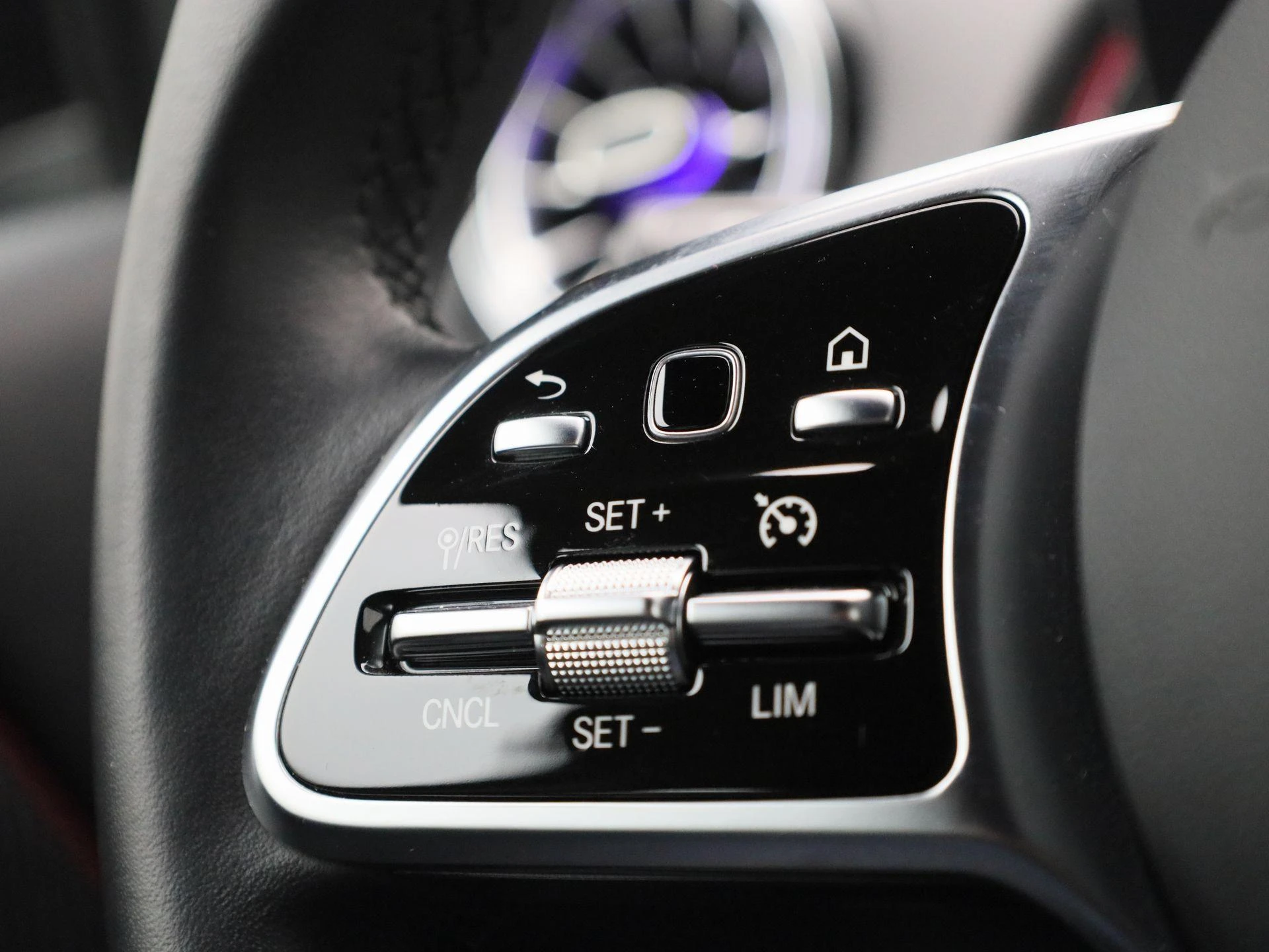 Mercedes-Benz-EQB-image-18