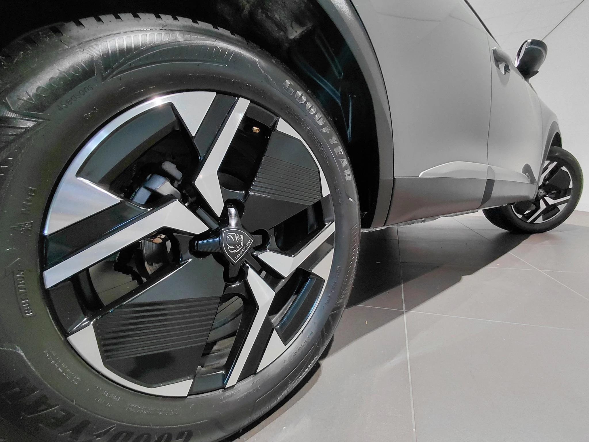 Peugeot 2008 1.2 Hybrid 145 Allure