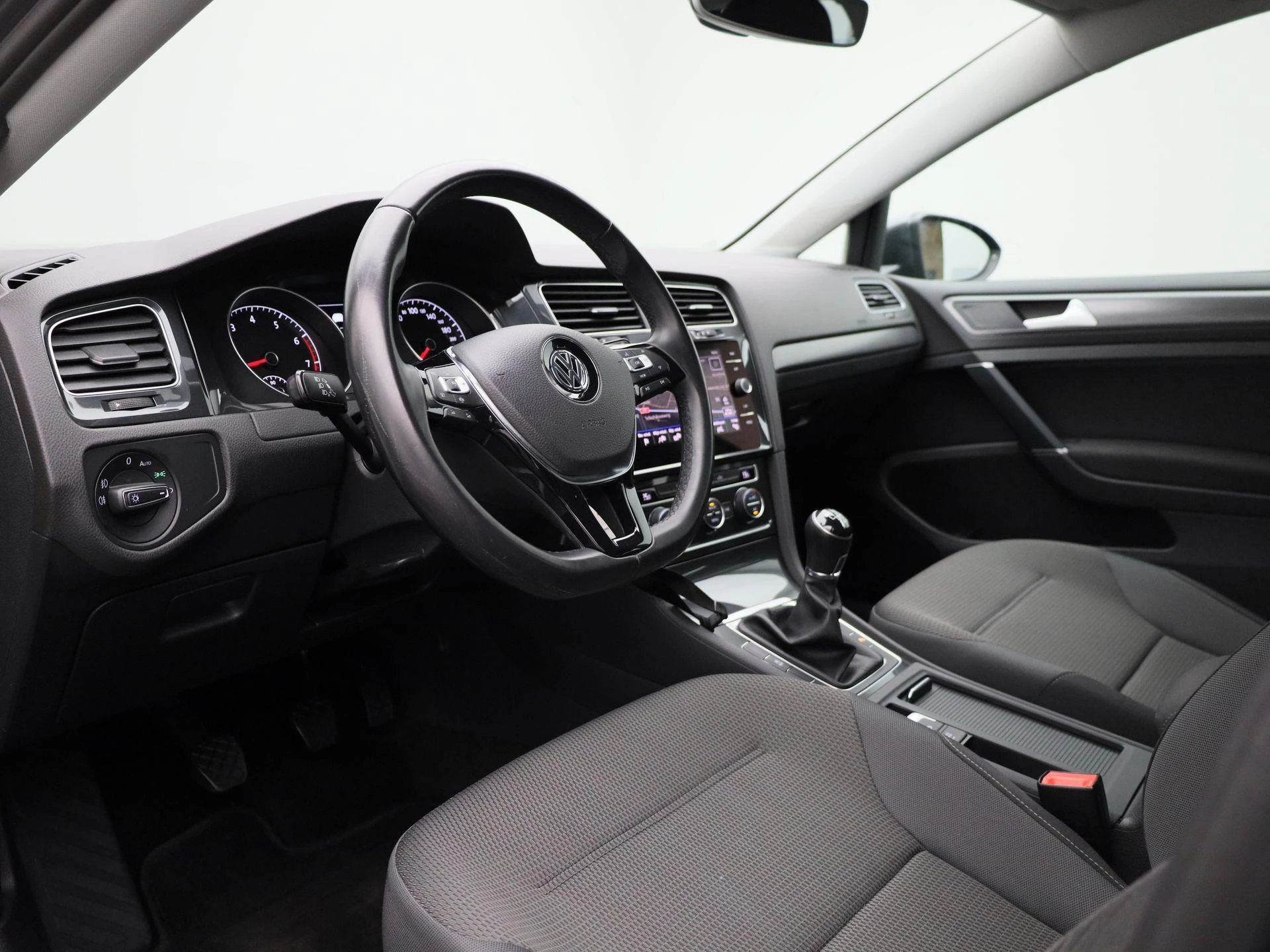 Volkswagen-Golf-image-29