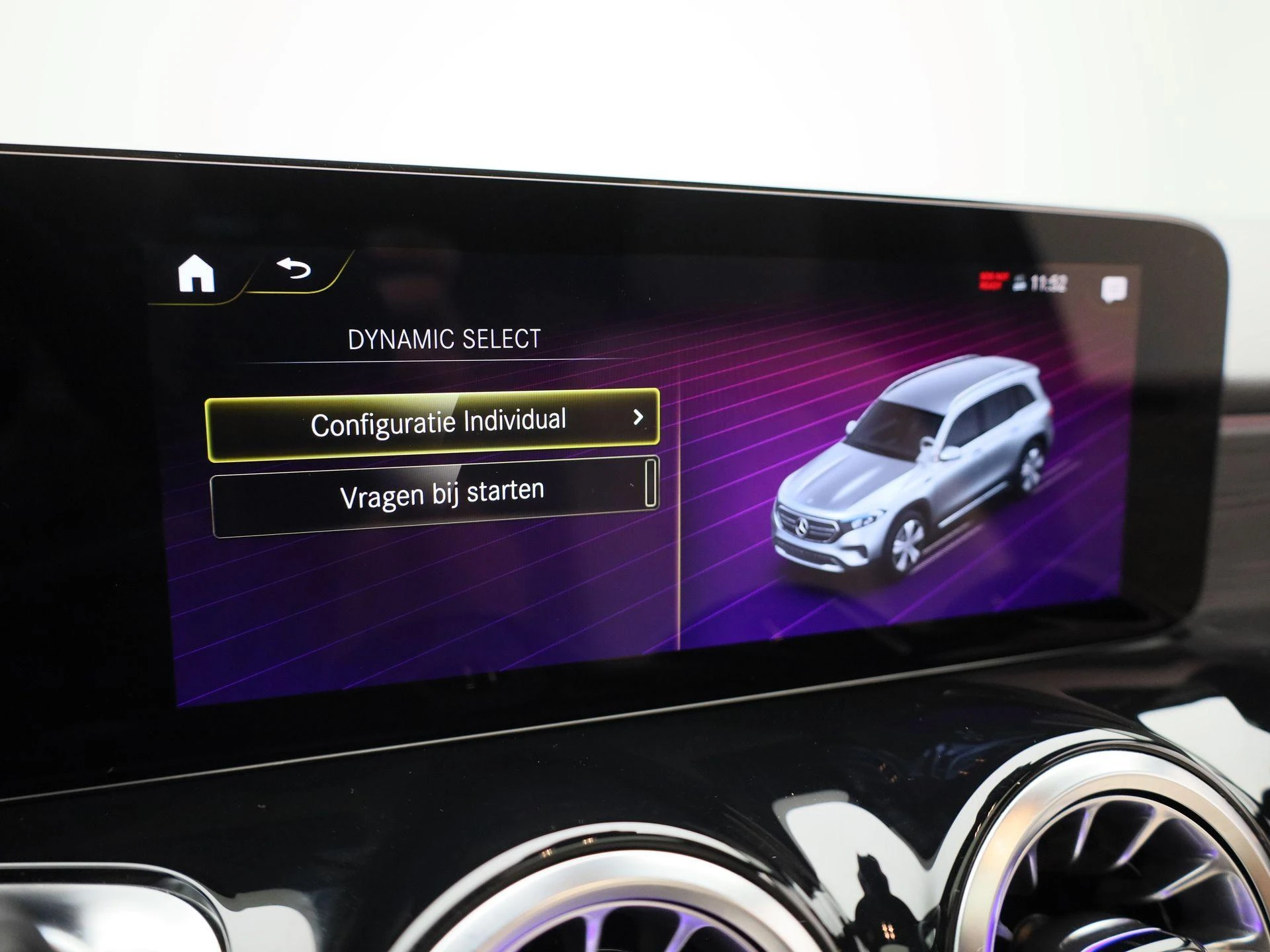 Mercedes-Benz-EQB-image-35