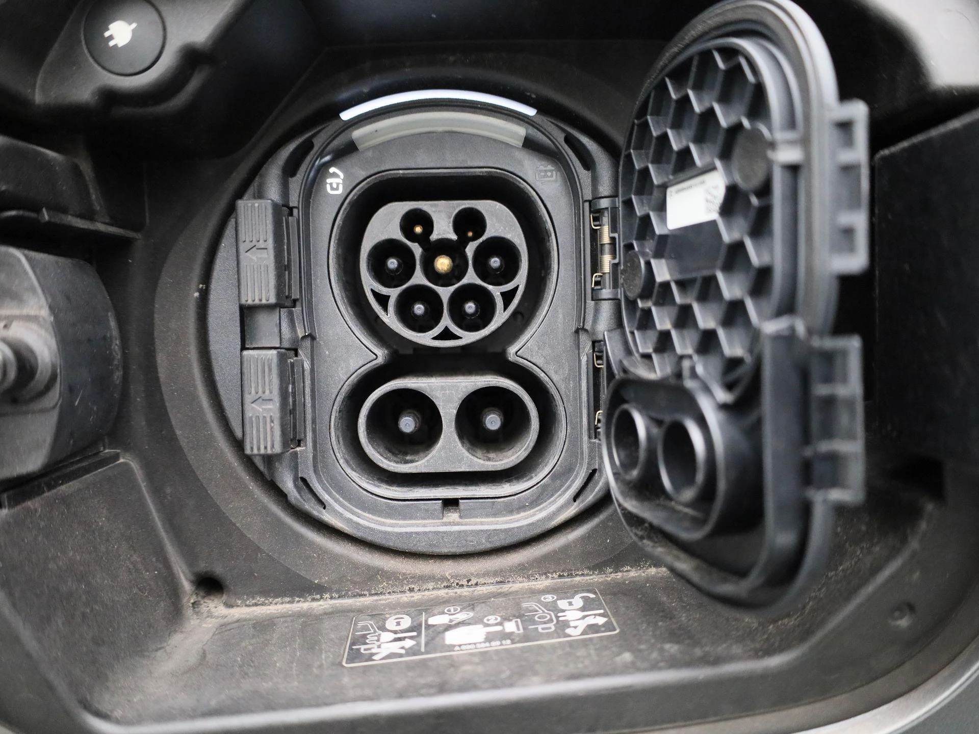 Mercedes-Benz-EQB-image-43