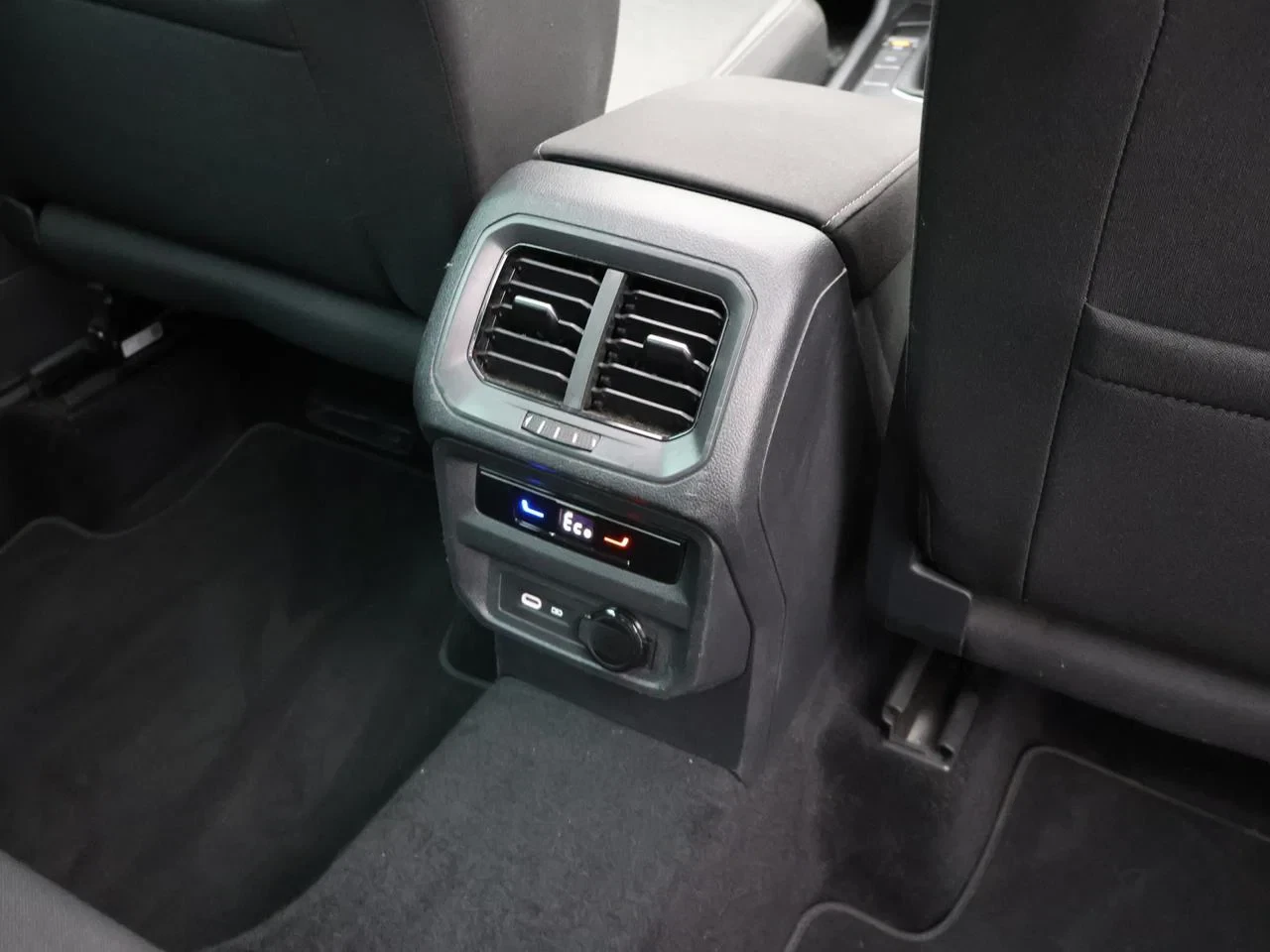 Volkswagen-Tiguan-image-19