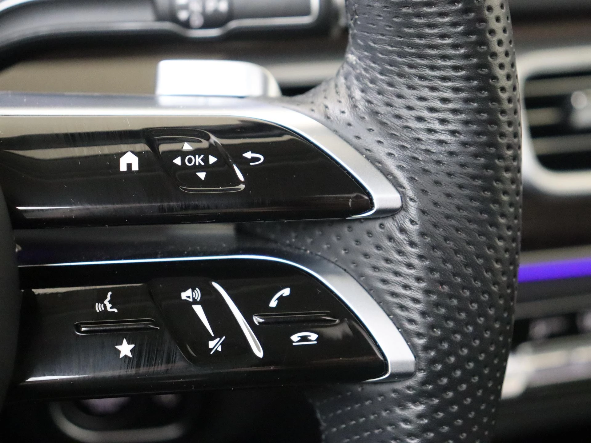 Mercedes-Benz-GLS-image-18