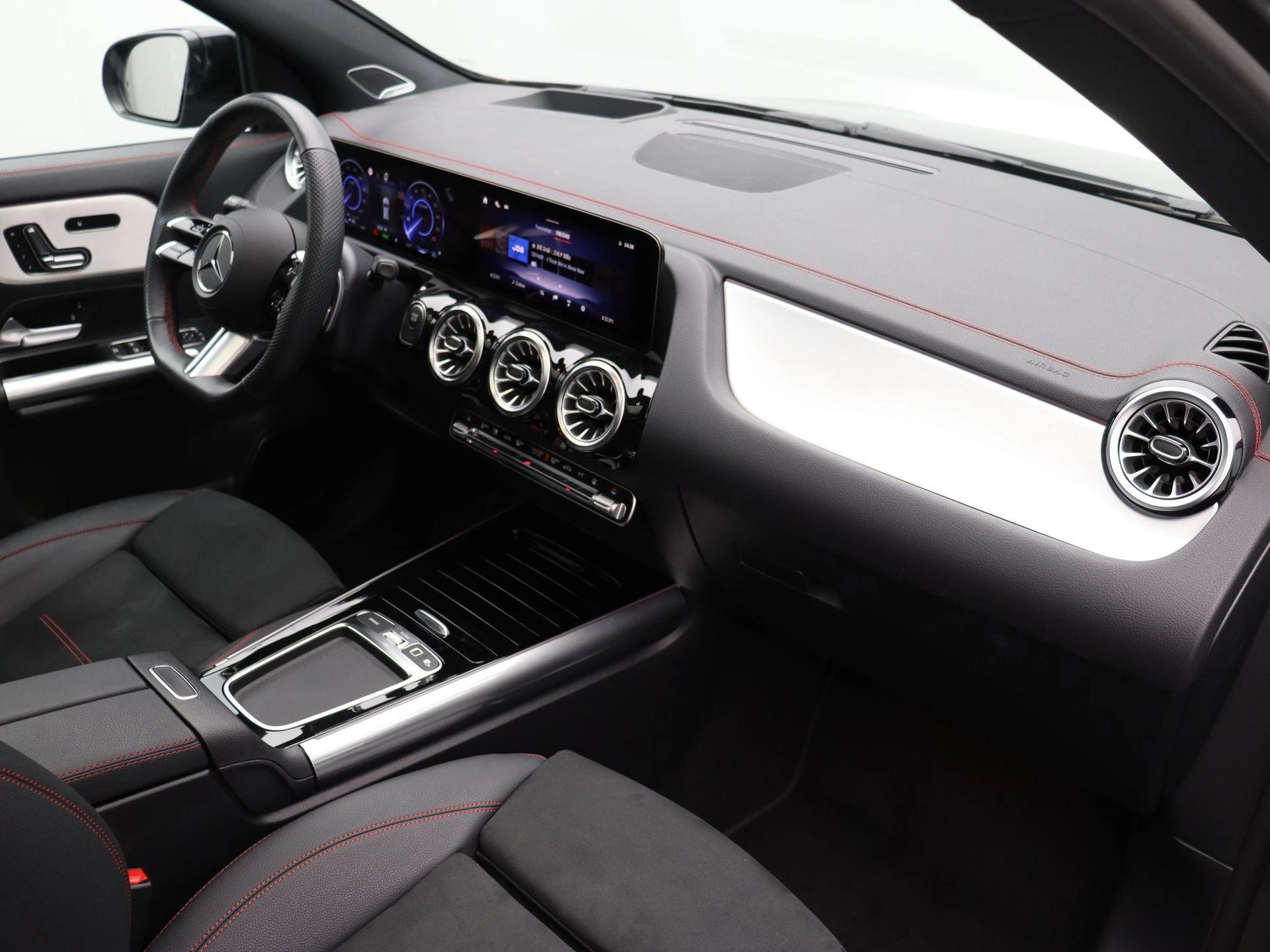 Mercedes-Benz EQA 250+ Star Edition + AMG + PANO DAK + BURMESTER + TREKHAAK + HEAD UP