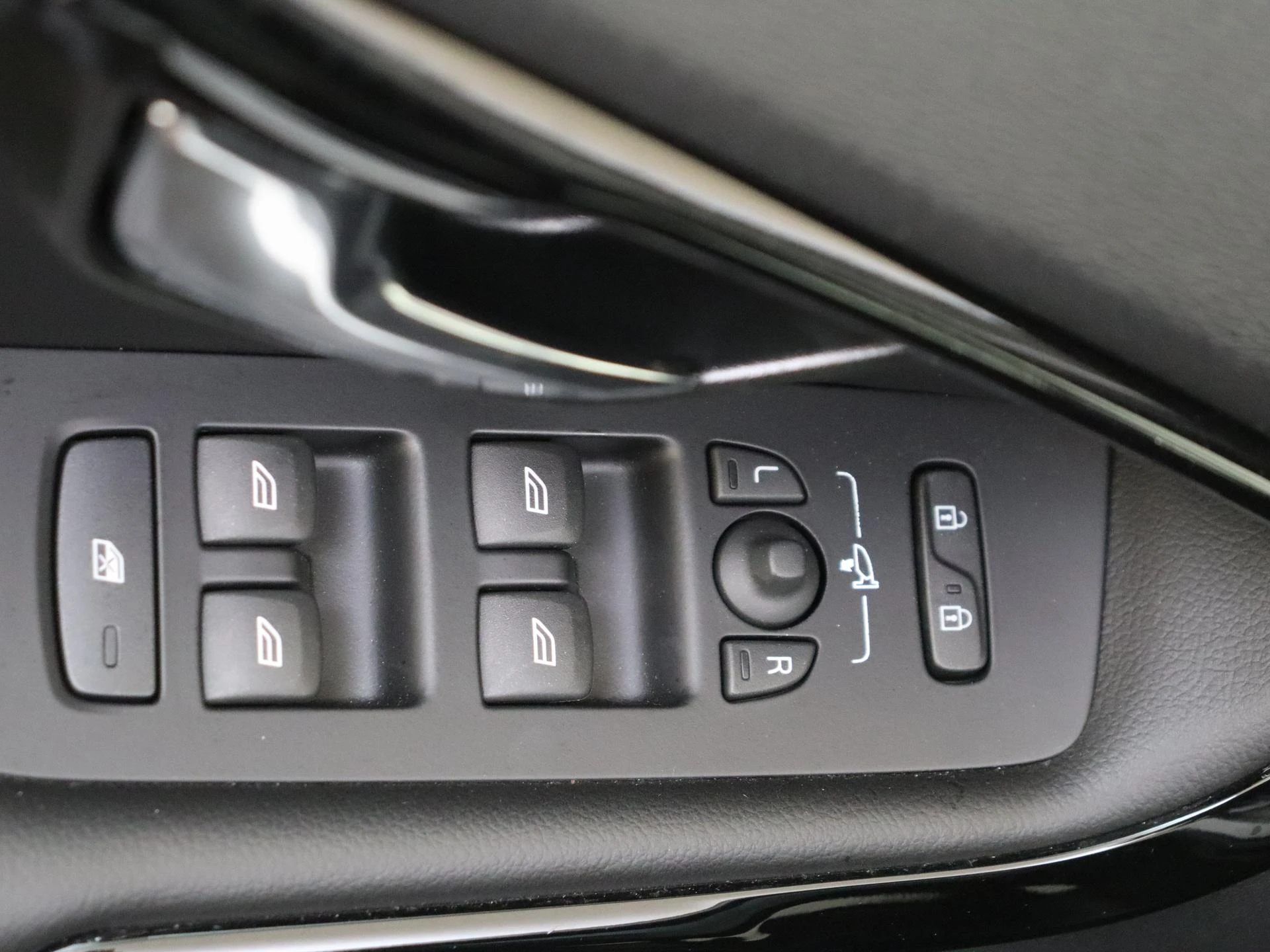Volvo-V40-image-25