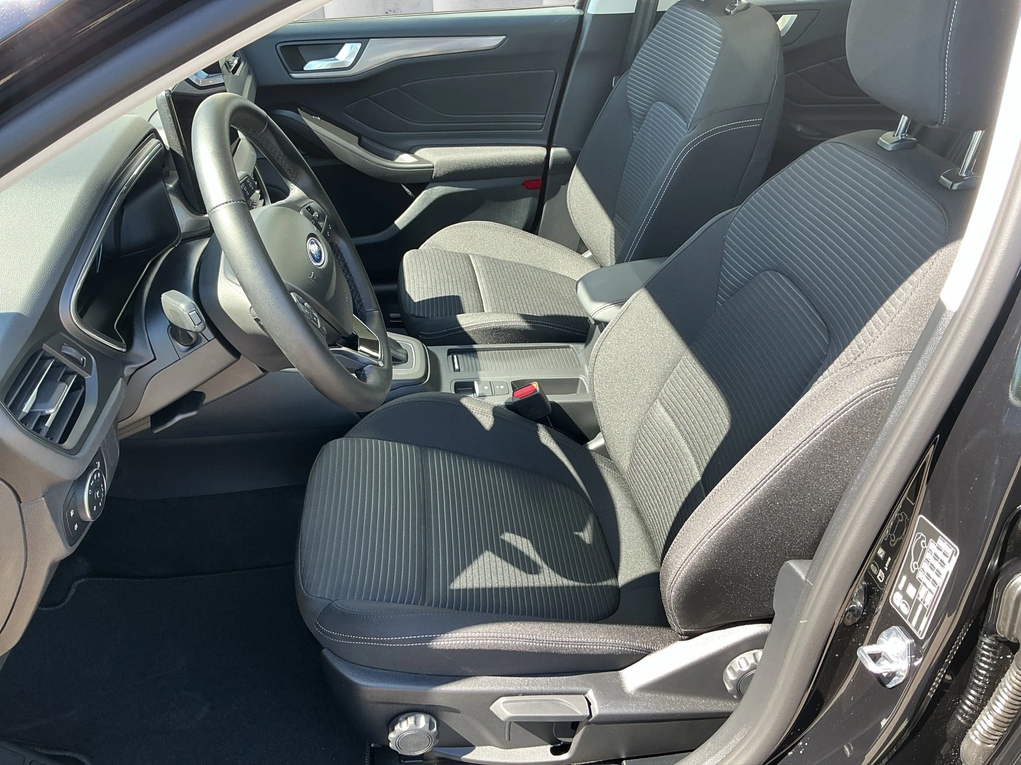 Ford Focus Titanium Edition Limousine Automatik & Panoramadach *HEZ Aktion*