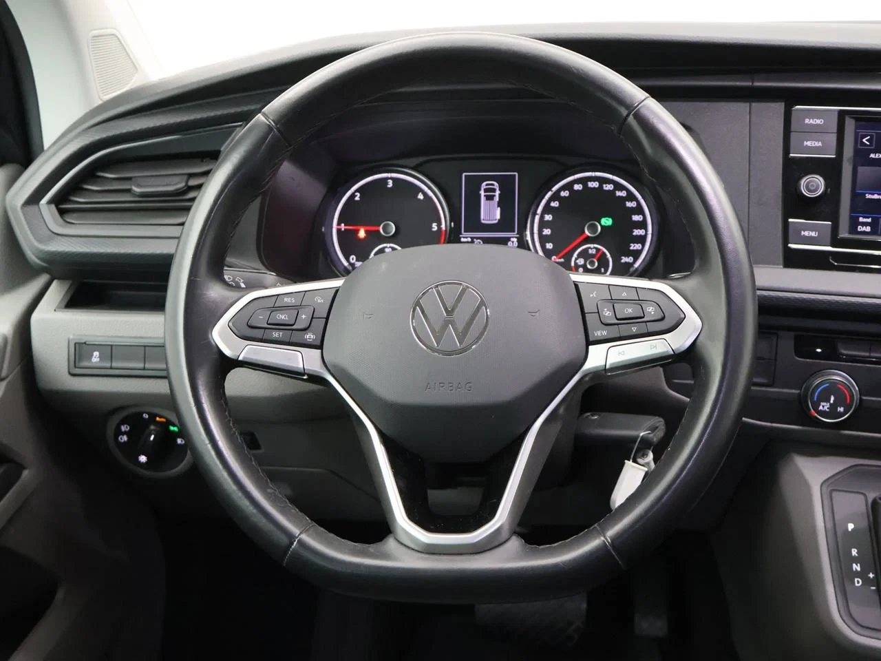 Volkswagen-Transporter-image-12