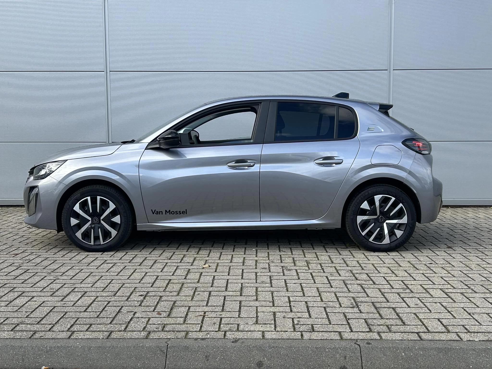 Peugeot-e-208-image-2