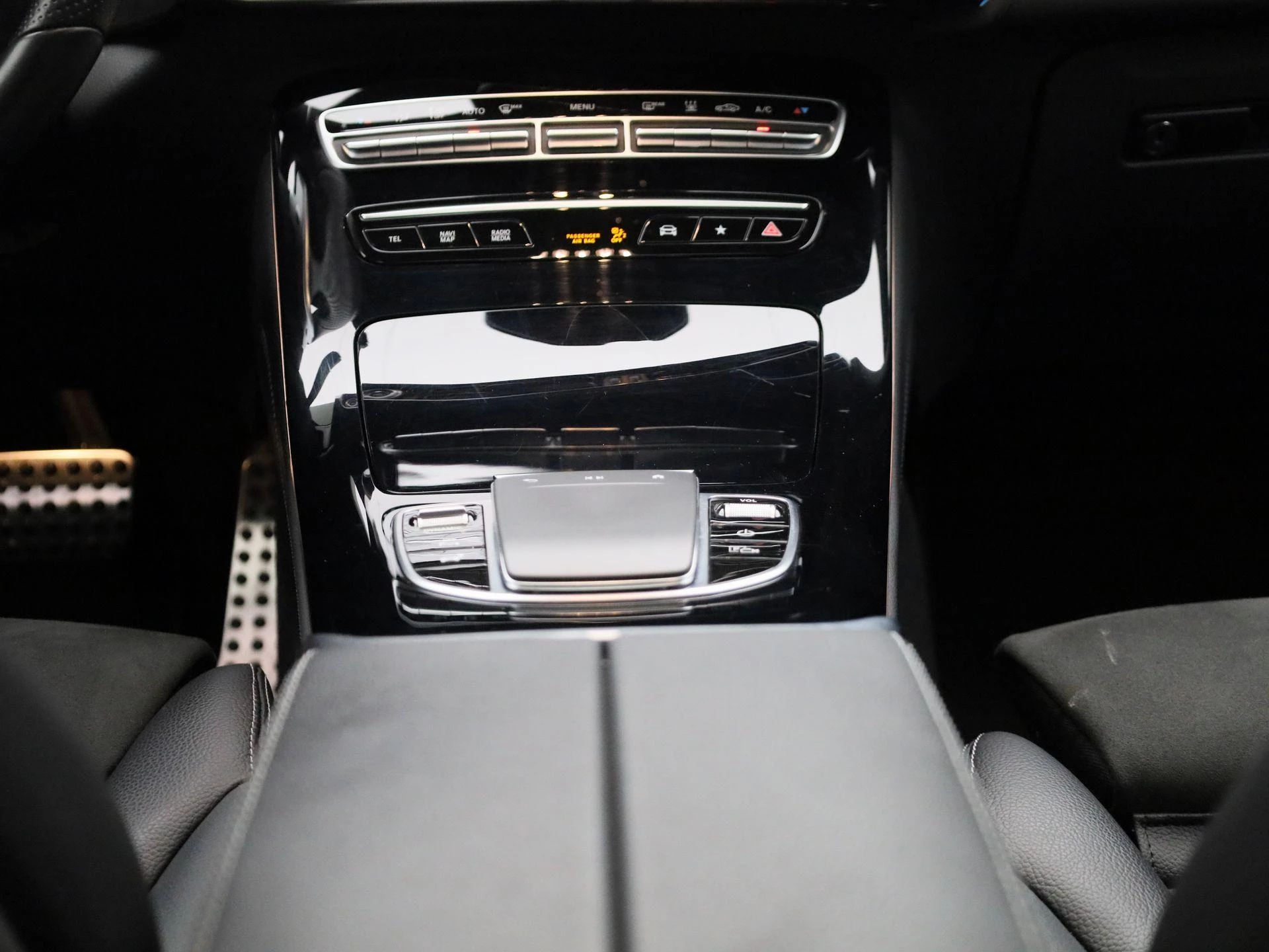 Mercedes-Benz-EQC-image-11