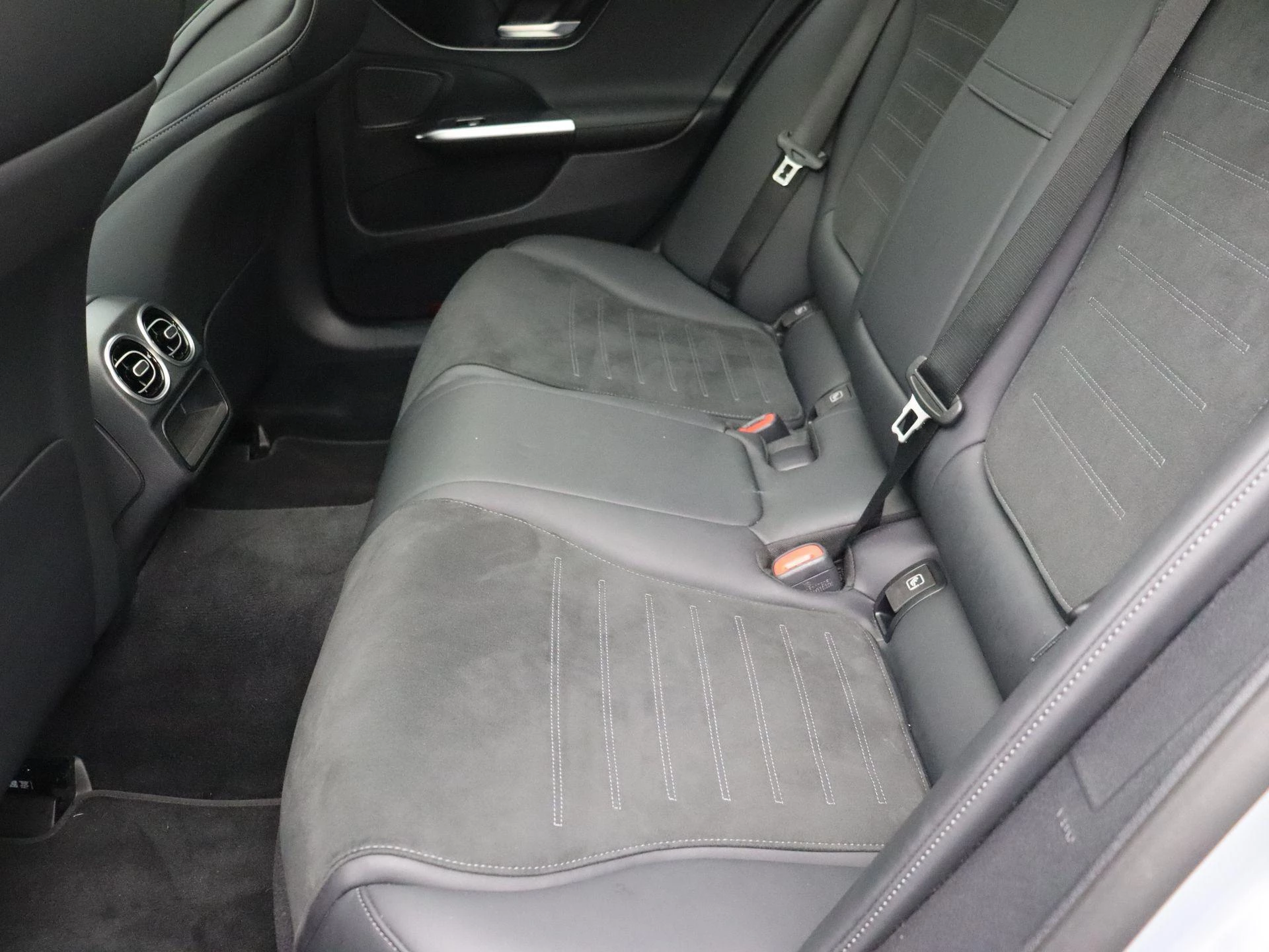 Mercedes-Benz C-Klasse 300 e AMG Line Sedan + PANORAMISCH DAK + SURROUND VIEW CAMERA +