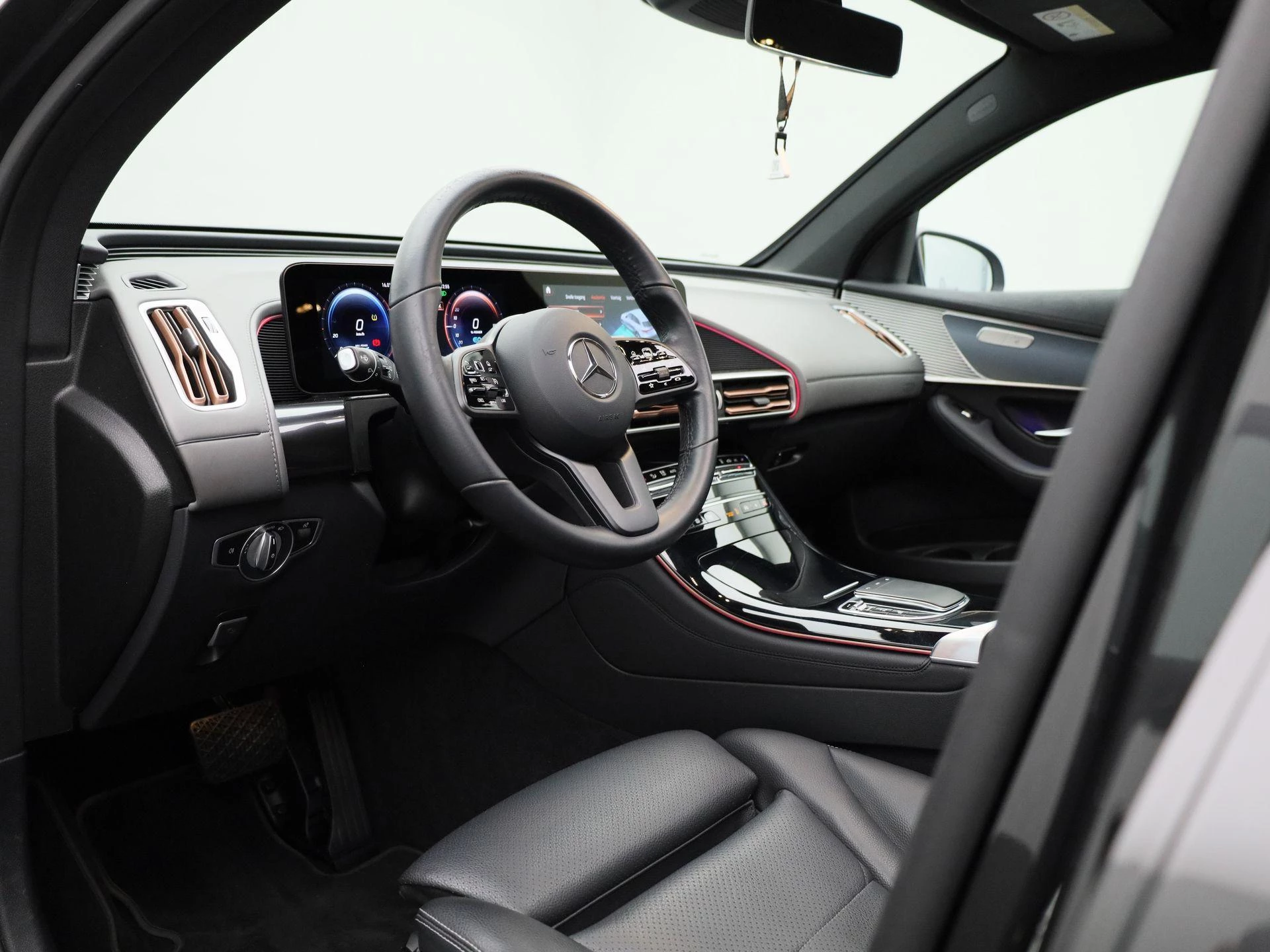 Mercedes-Benz-EQC-image-39