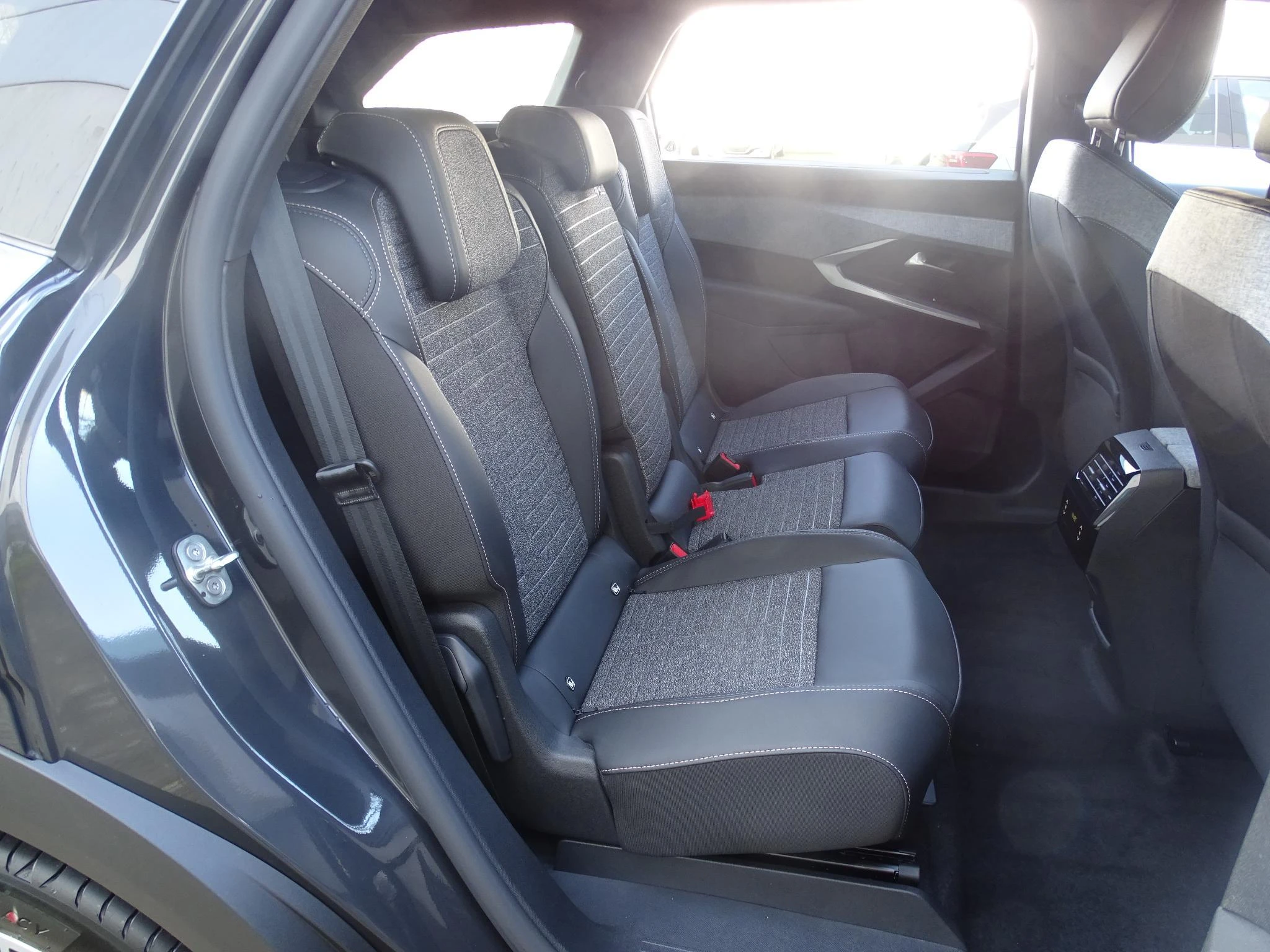 Peugeot-e-5008-image-9