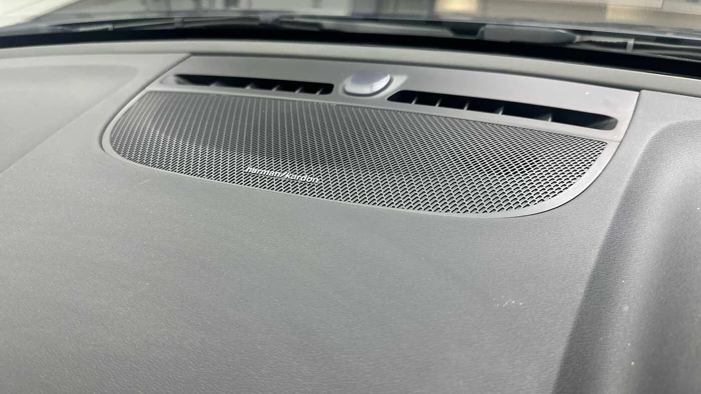 Volvo-EX40-image-40