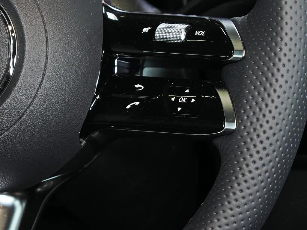 Mercedes-Benz-CLA 200-image-8