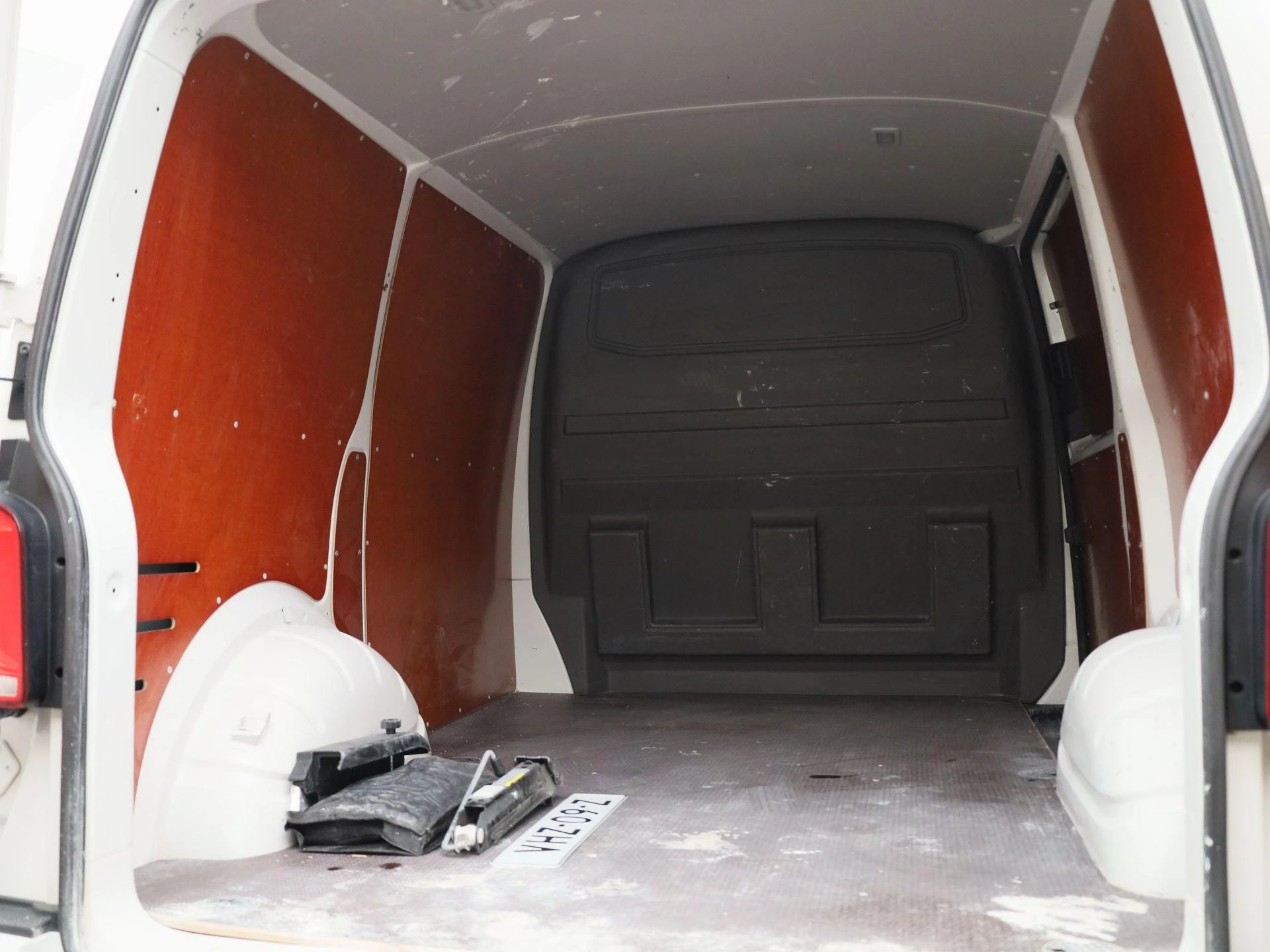 Volkswagen-Transporter-image-16