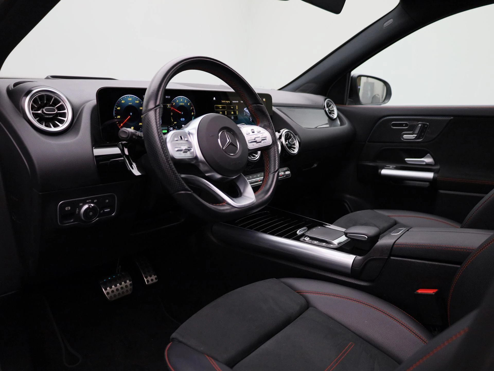 Mercedes-Benz-GLA-image-33