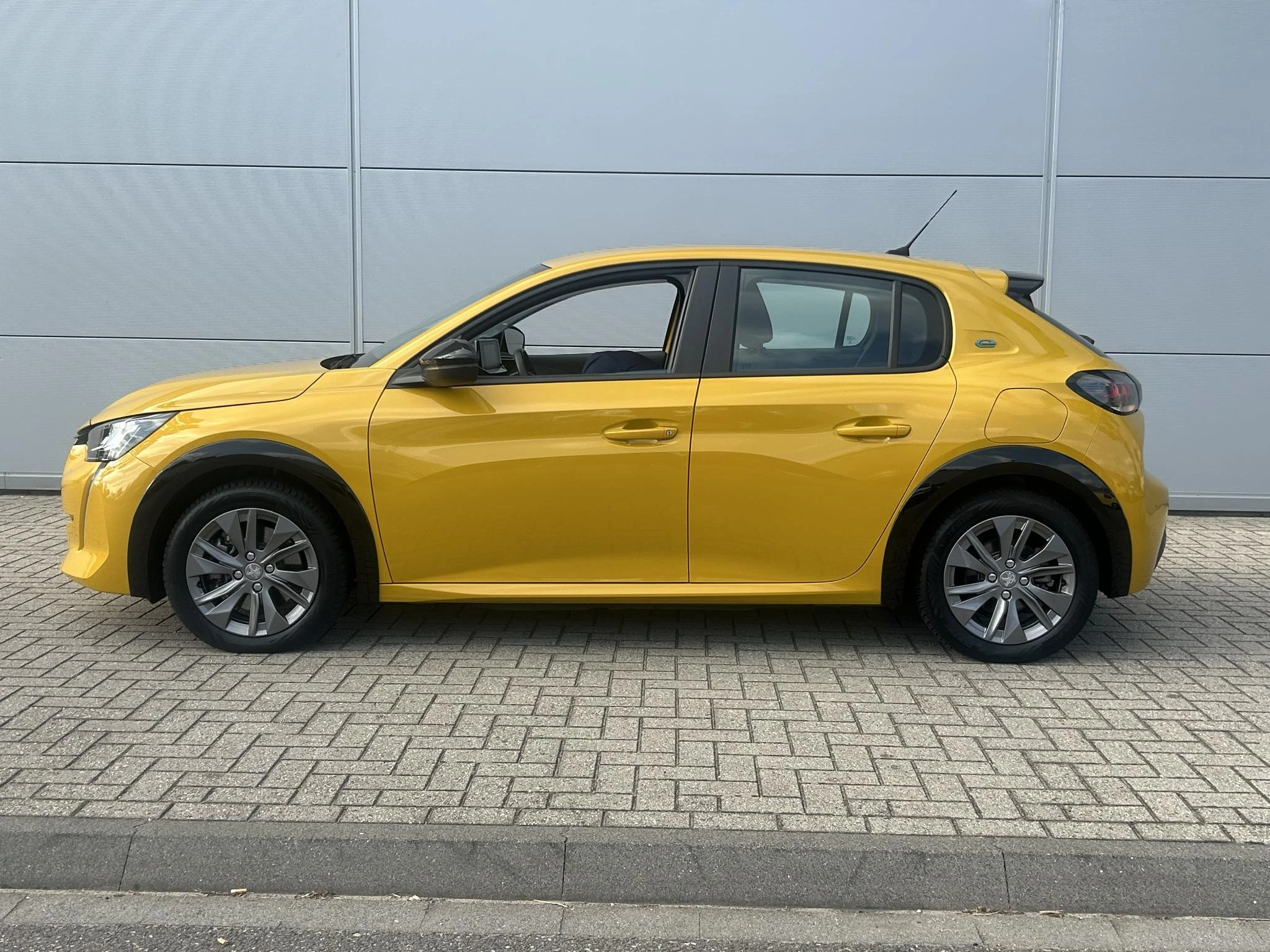 Peugeot-e-208-image-2