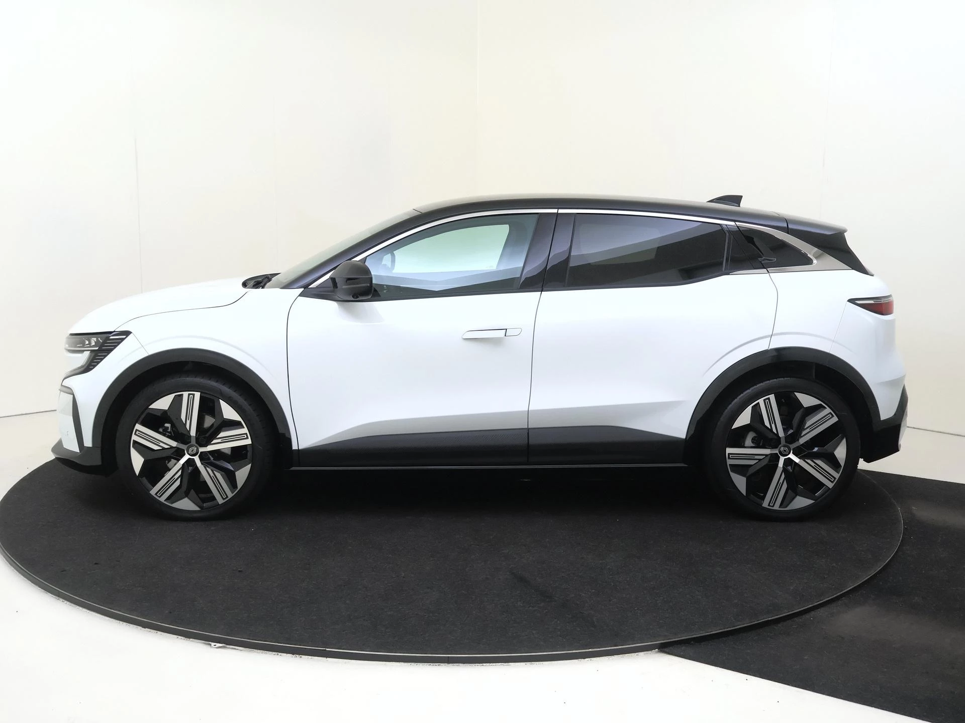 Renault-Megane E-Tech-image-7
