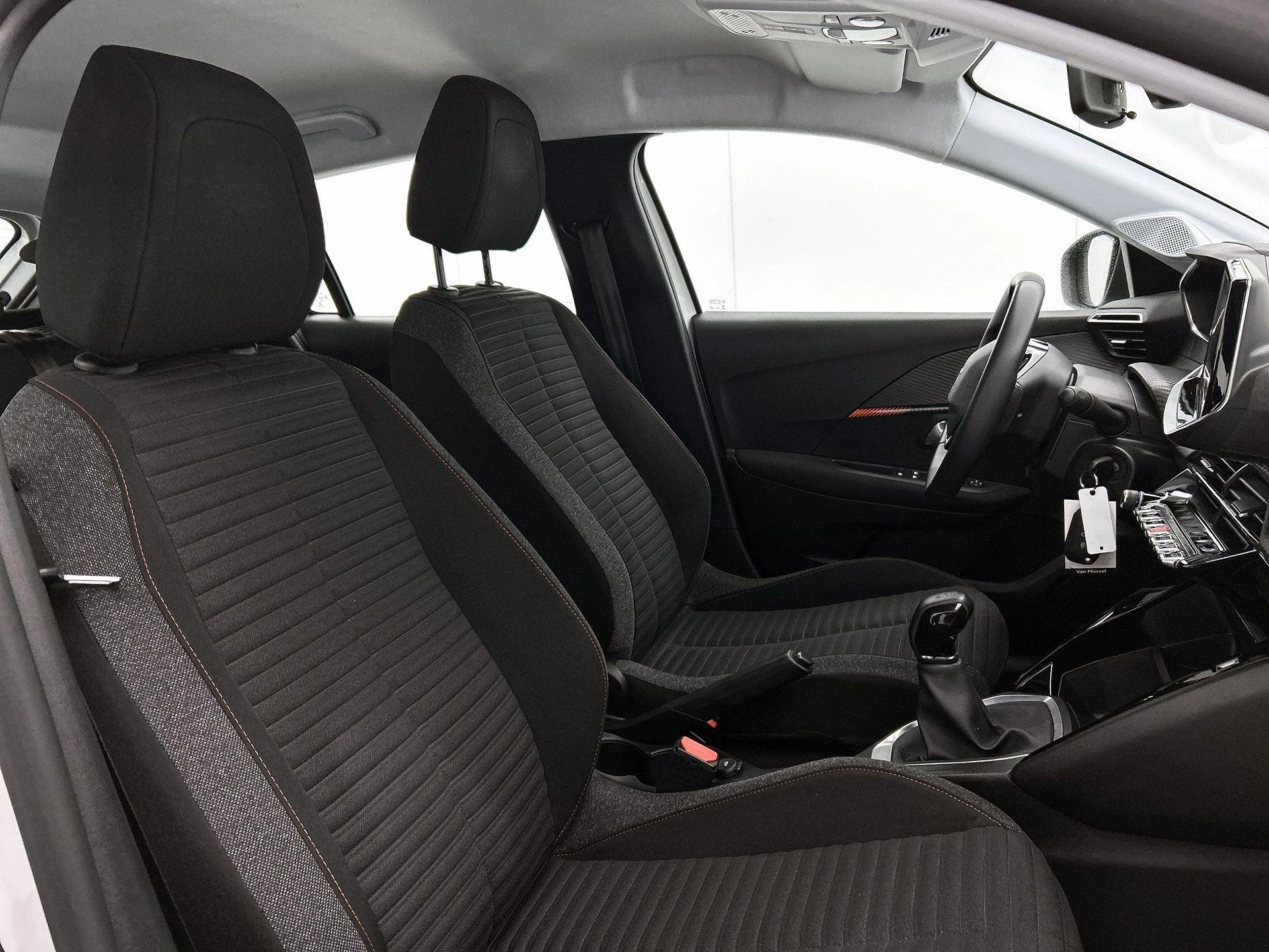 Peugeot-208-image-30
