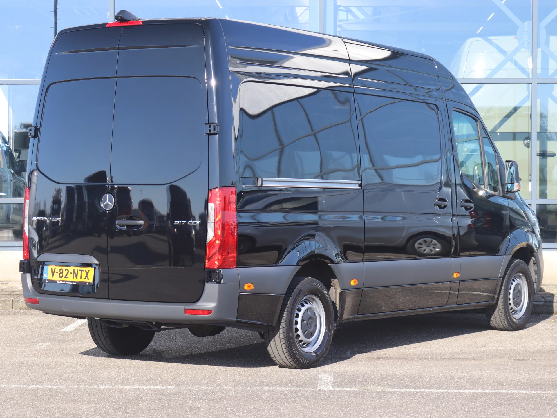 Mercedes-Benz-Sprinter-image-1