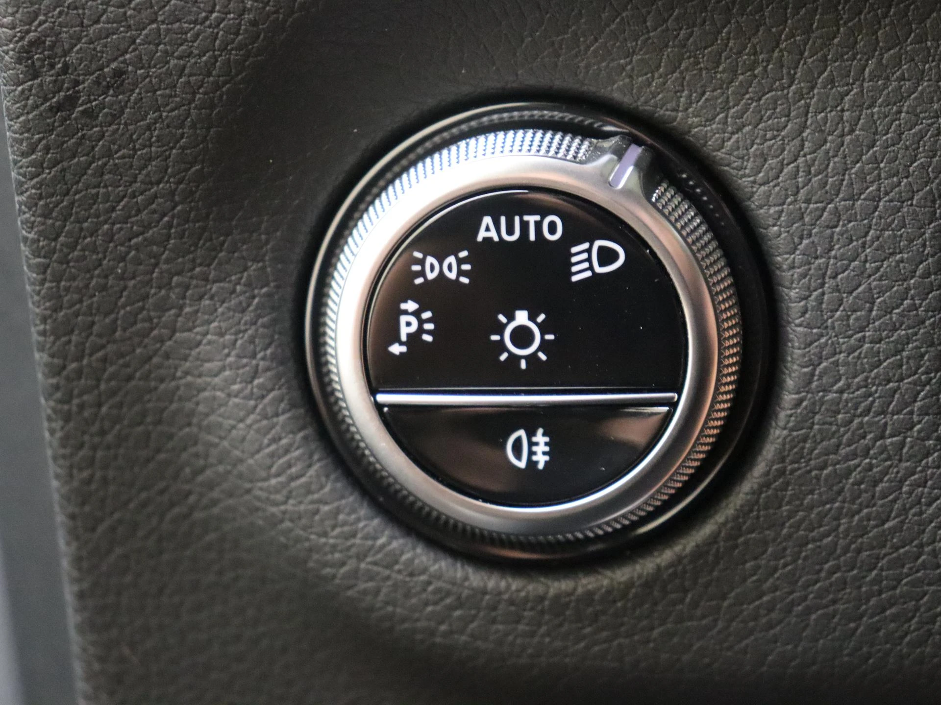 Mercedes-Benz-EQE-image-24