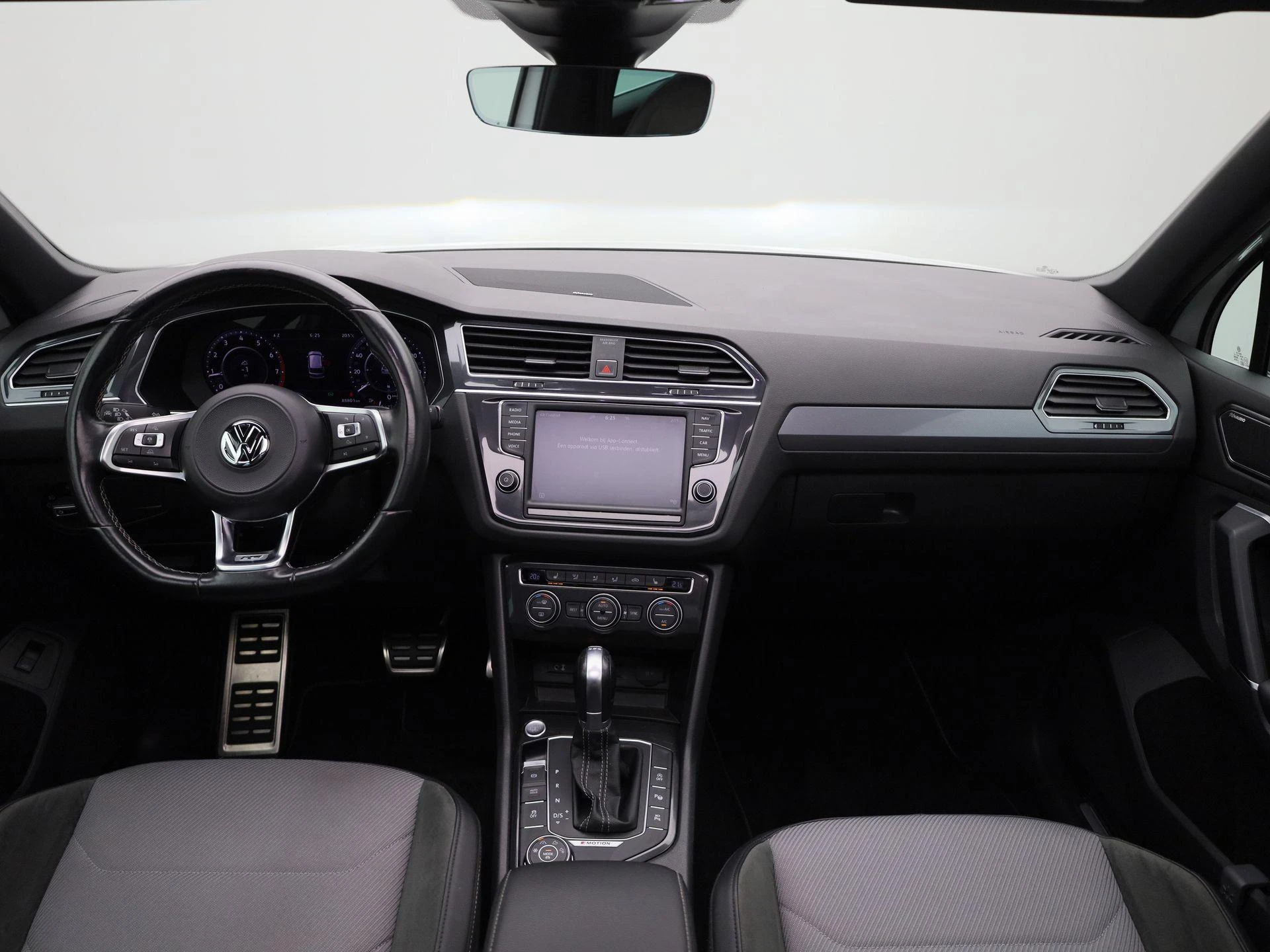 Volkswagen-Tiguan-image-38