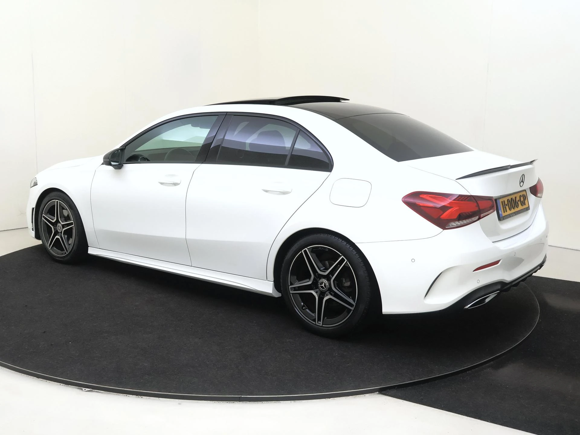 Mercedes-Benz-A-Klasse-image-2