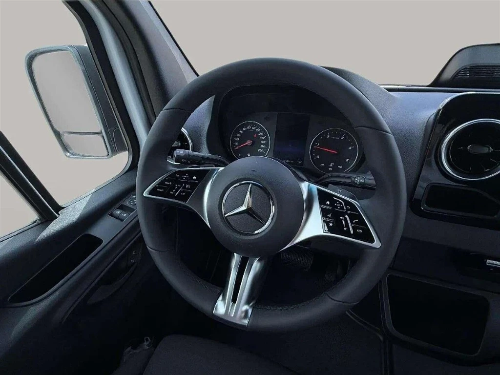 Mercedes-Benz-Sprinter-image-10