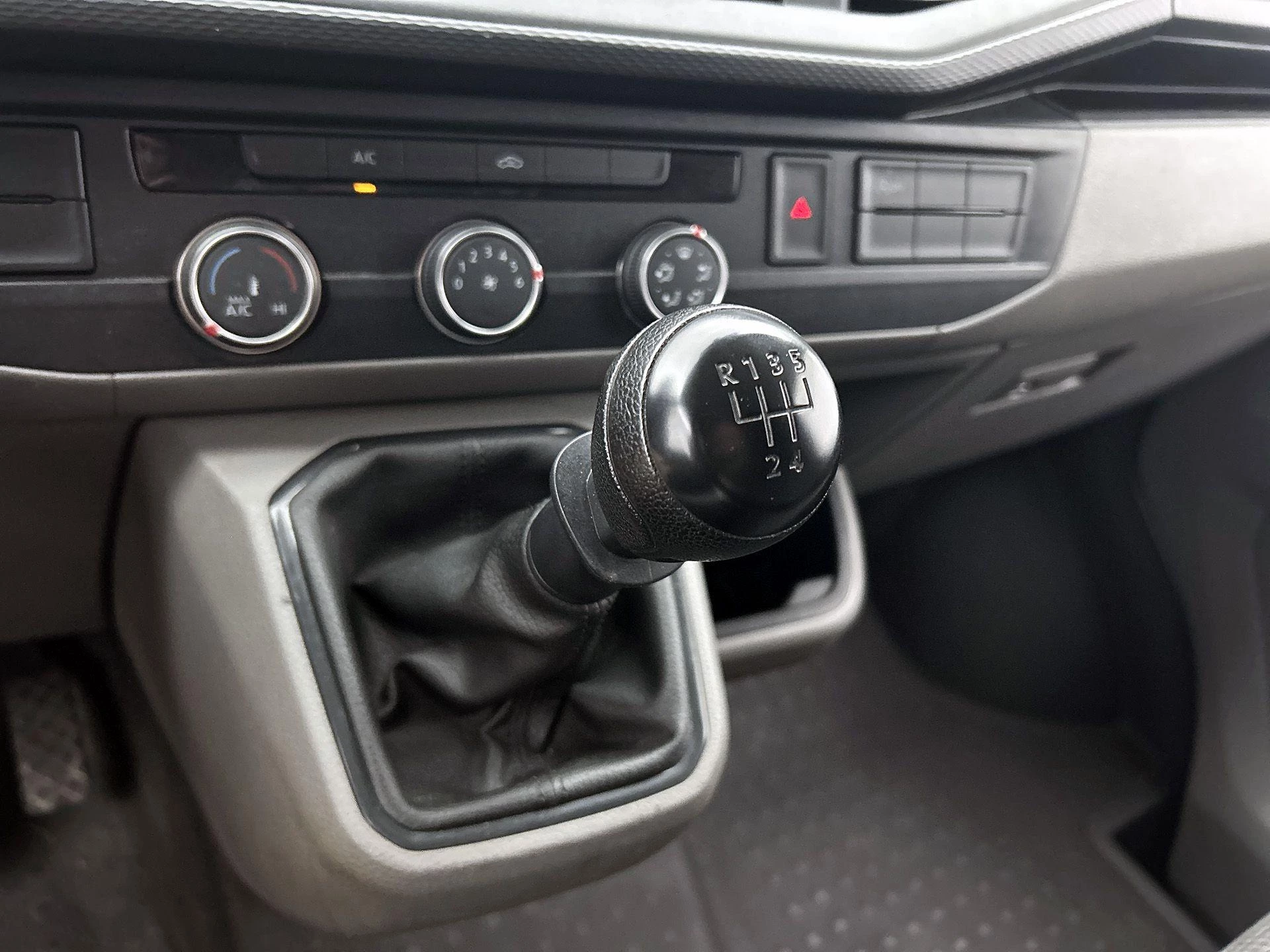 Volkswagen Transporter 2.0 TDI L1H1 110PK