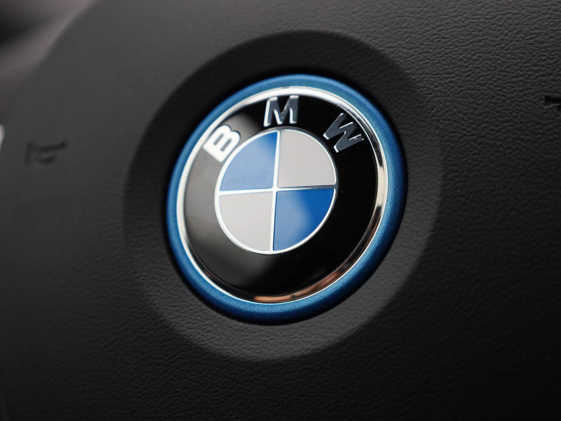 BMW-i4-image-38
