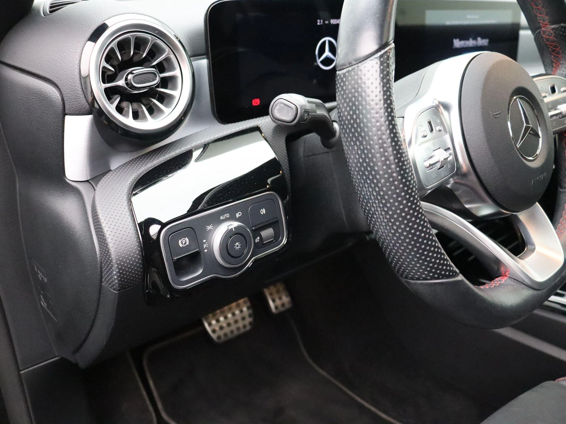 Mercedes-Benz A-Klasse 250 e Sedan AMG Line + PANO DAK + MULTIBEAM LED + CARPLAY +