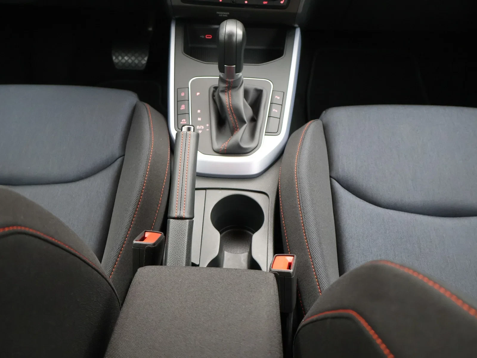 SEAT Arona Arona 1.0TSI FR Edition 110PK *AUTOMAAT*NAVI*BLTH*CRUISE*PDC*DIGITAL DASHBOARD*ZETELVERWARMING*...