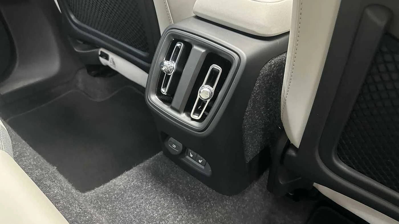 Volvo-EX40-image-19