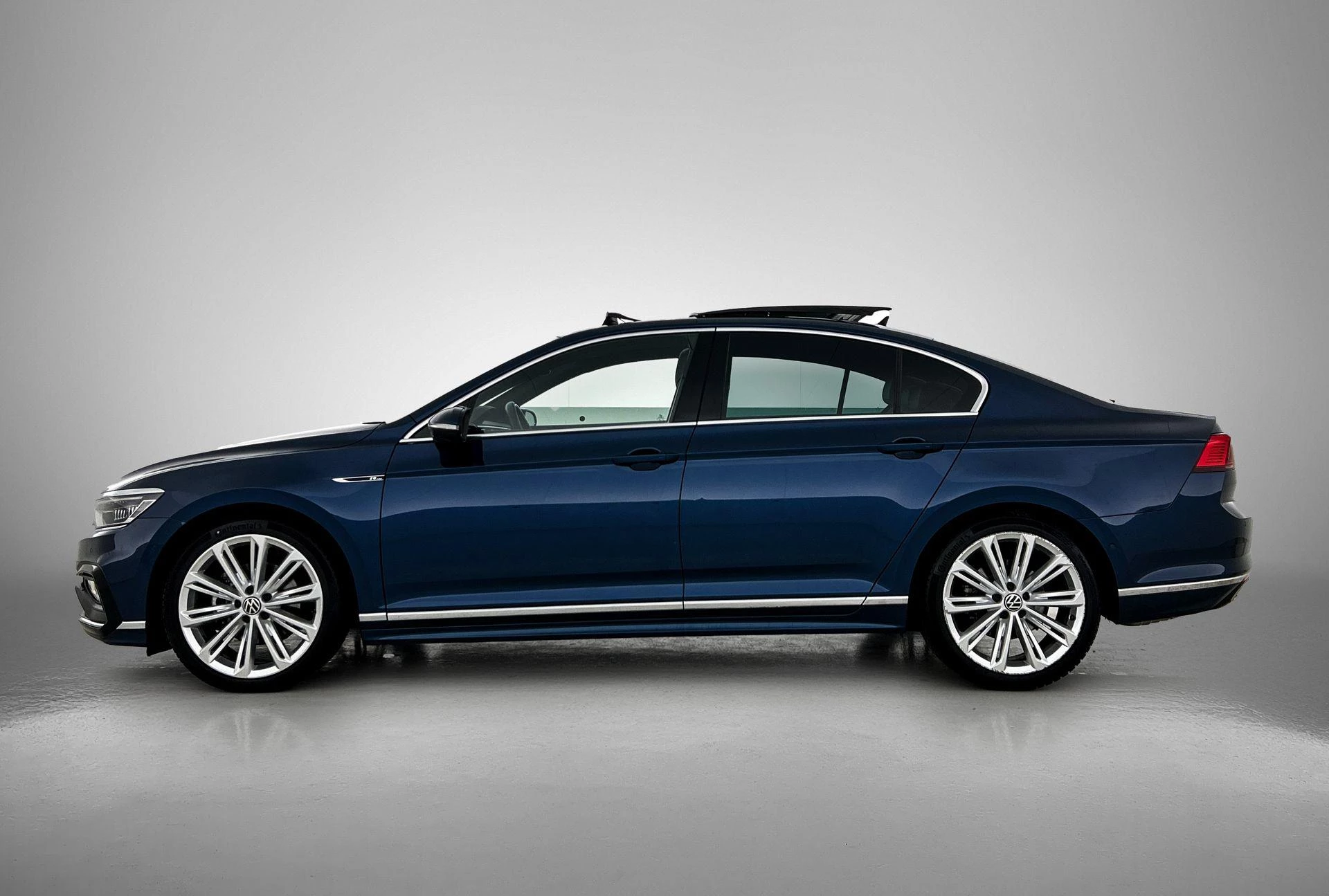 Volkswagen-Passat-image-1