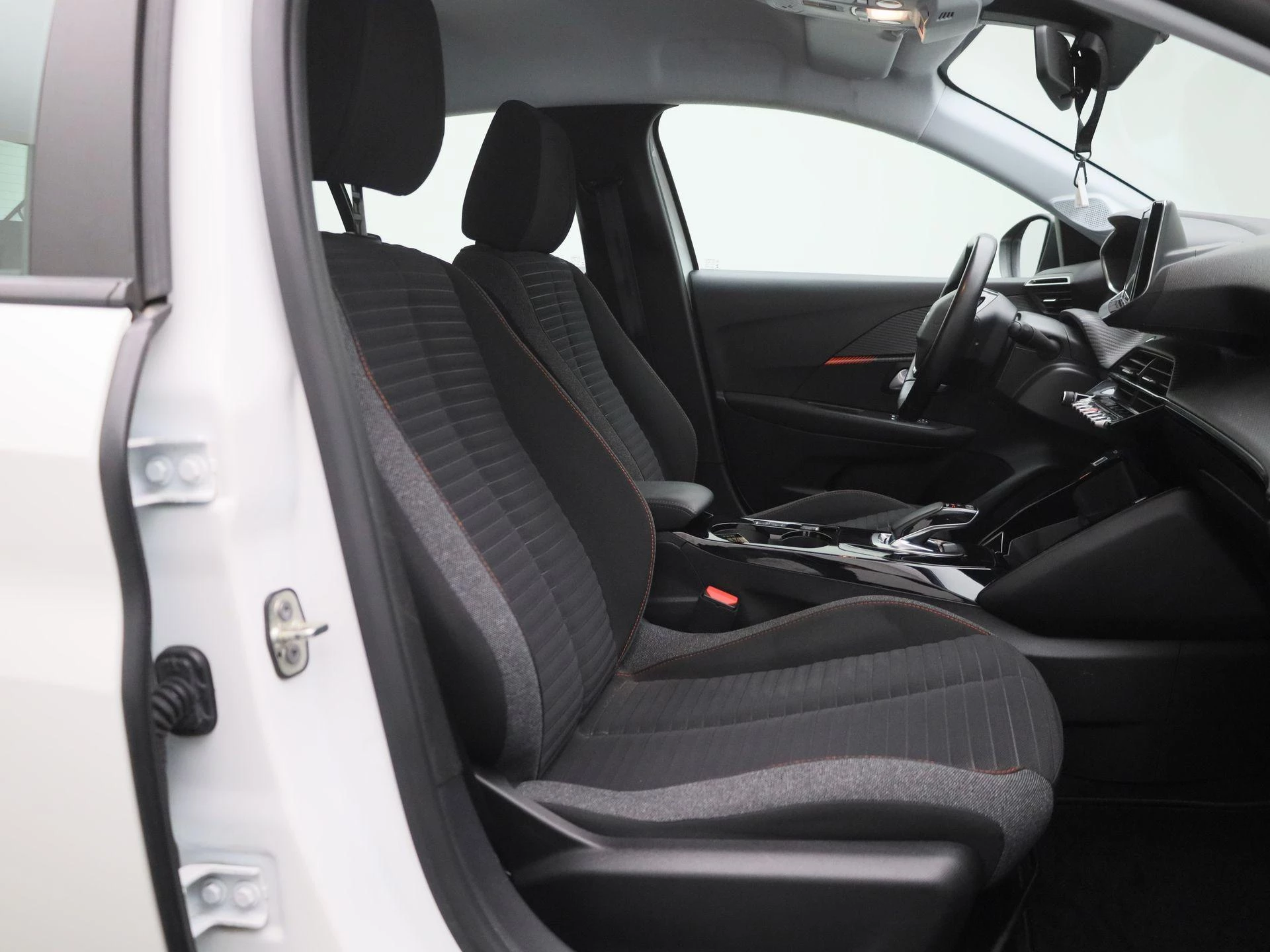 Peugeot-e-208-image-28