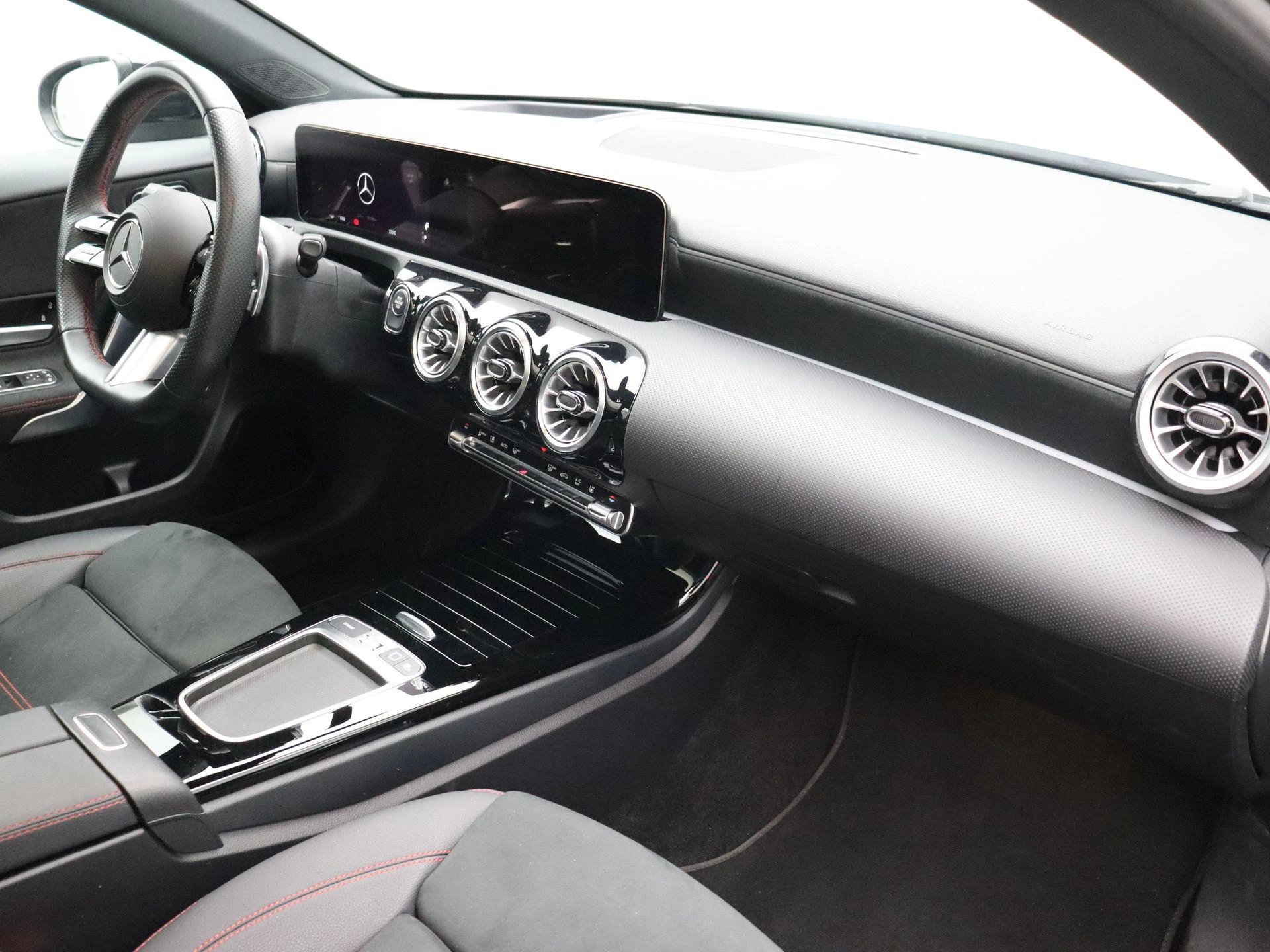 Mercedes-Benz Classe A 250 e AMG Line + MULTIBEAM LED + PANORAMISCH DAK + CARPLAY +