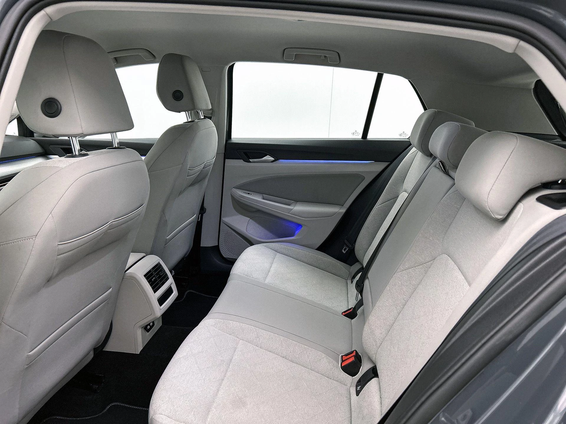 Volkswagen-Golf-image-27