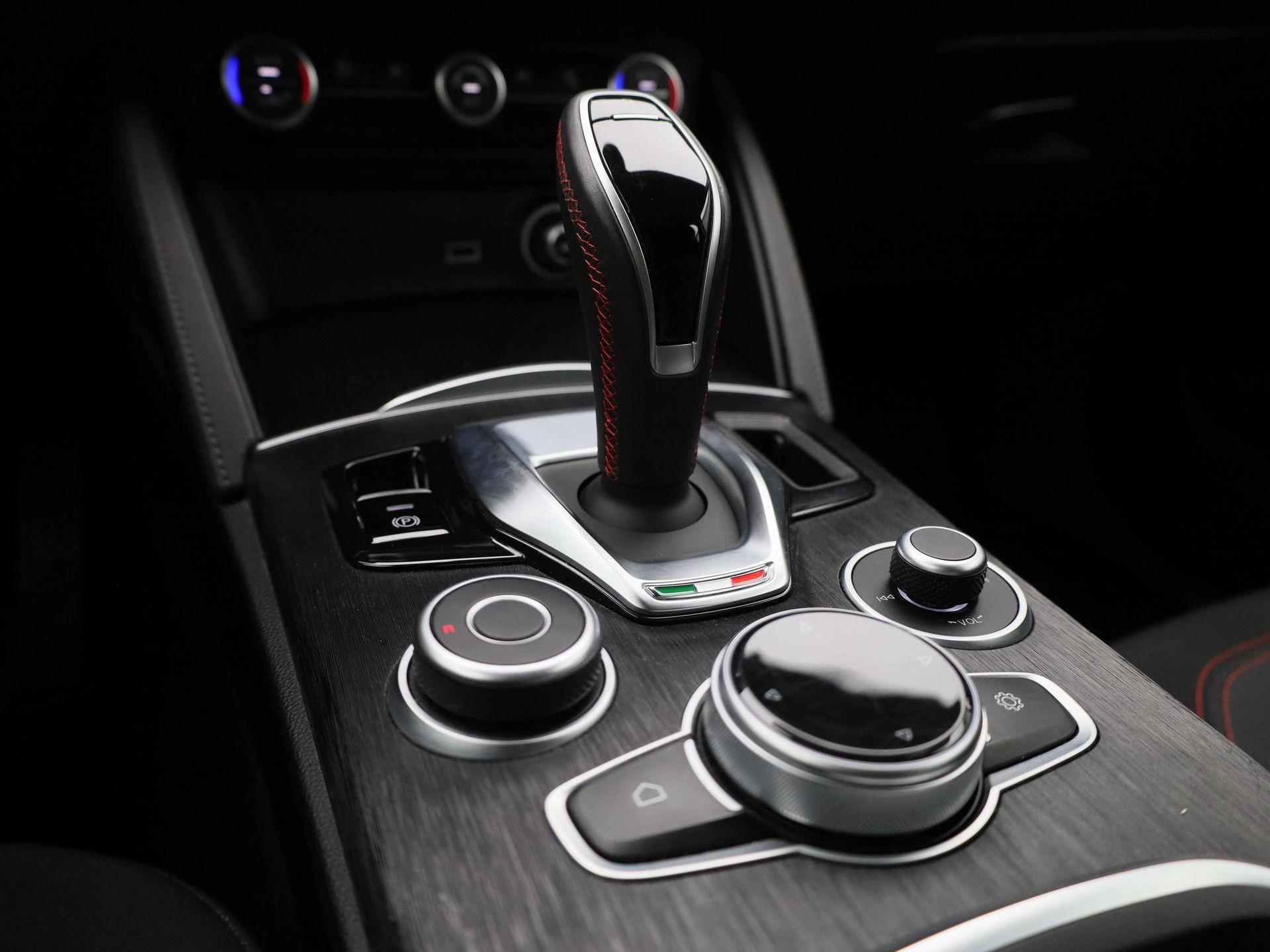 Alfa Romeo-Stelvio-image-18