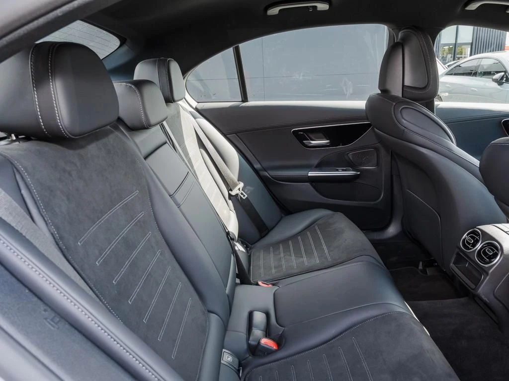 Mercedes-Benz-C-Klasse 300-image-12