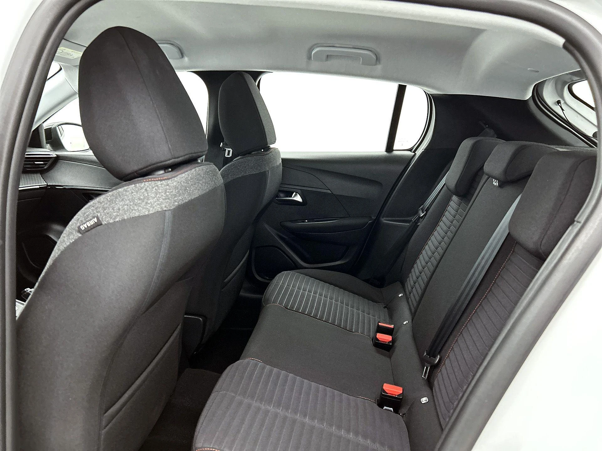 Peugeot-208-image-25