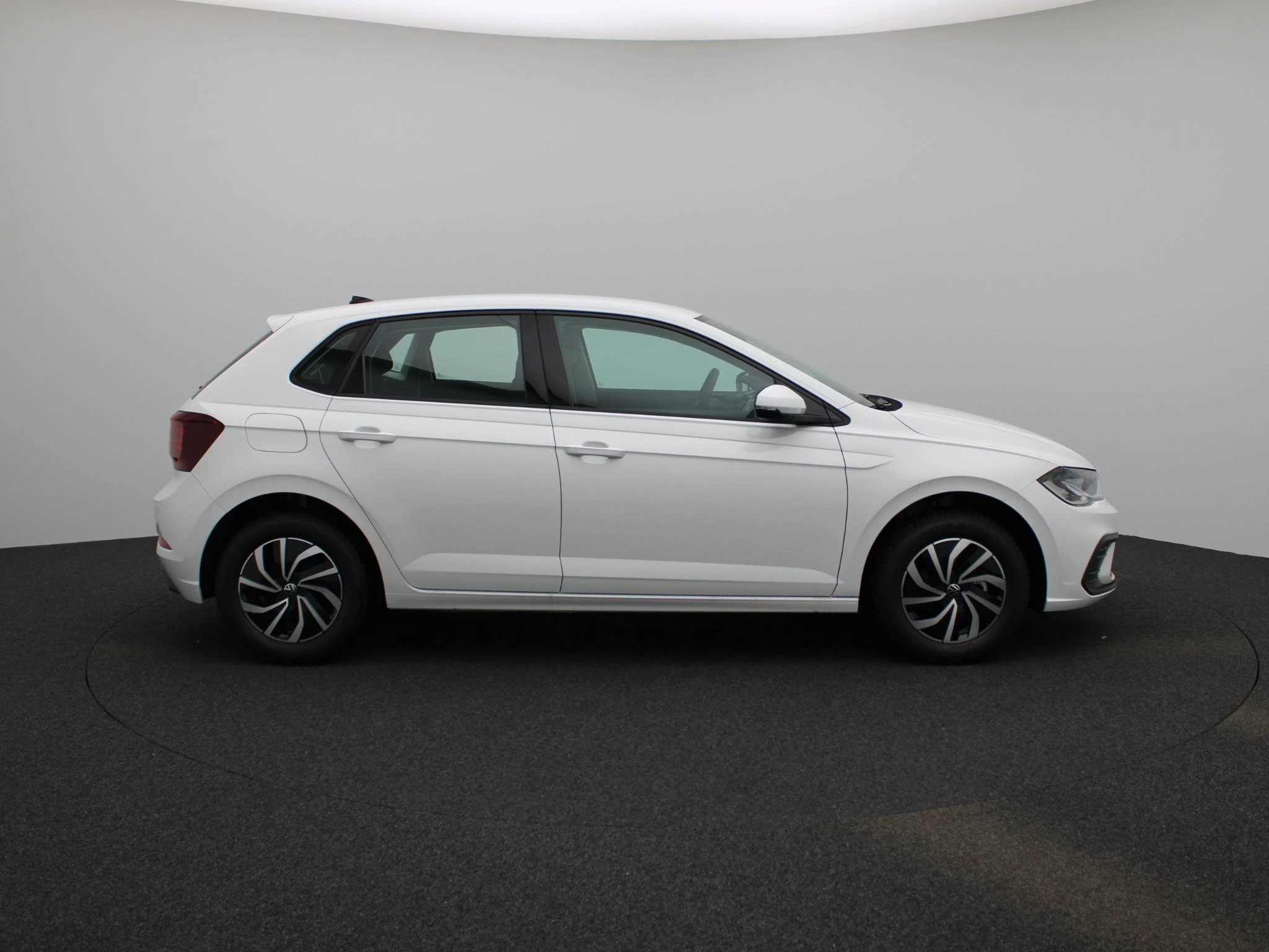 Volkswagen-Polo-image-5