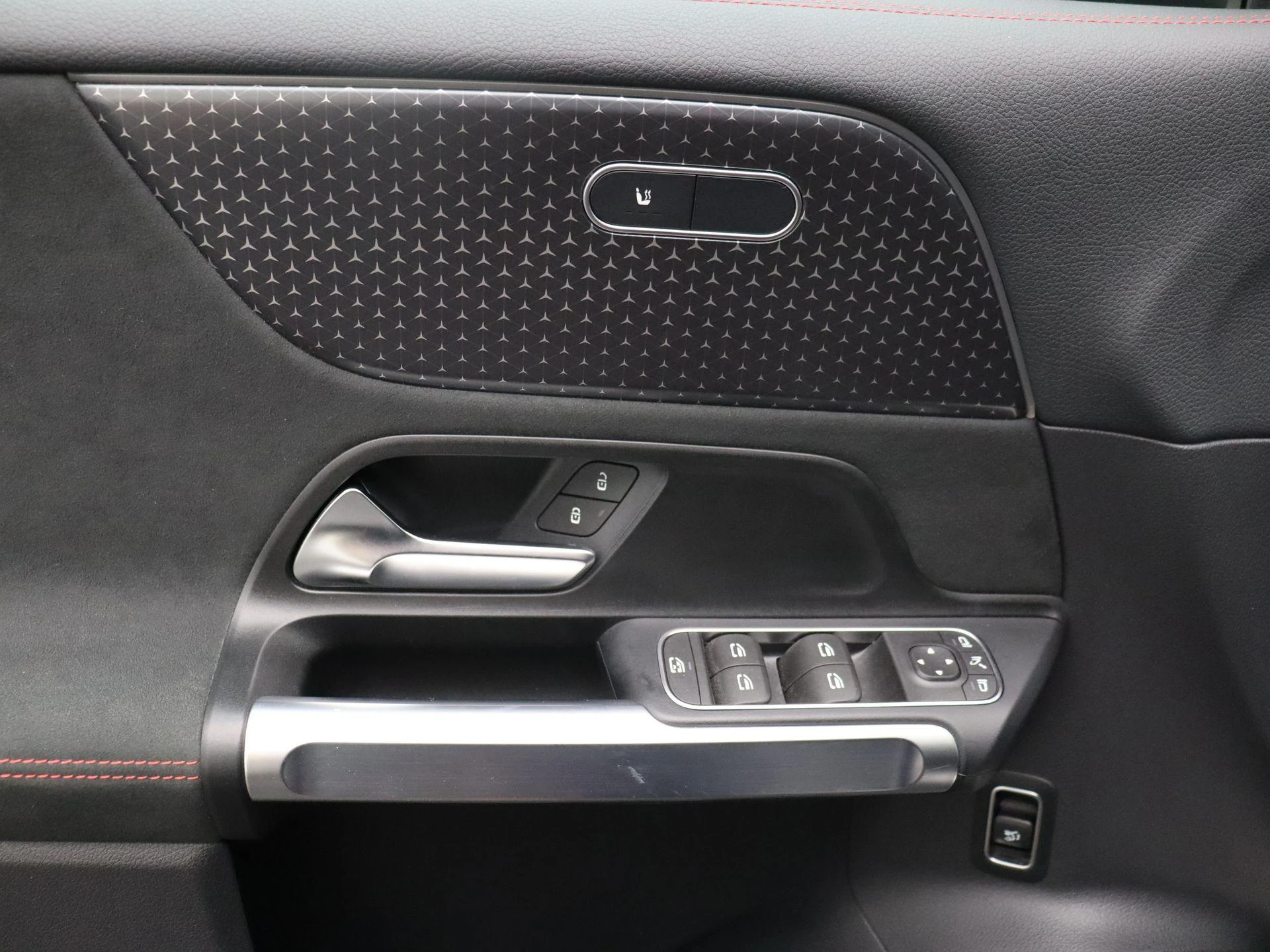Mercedes-Benz-EQB-image-7