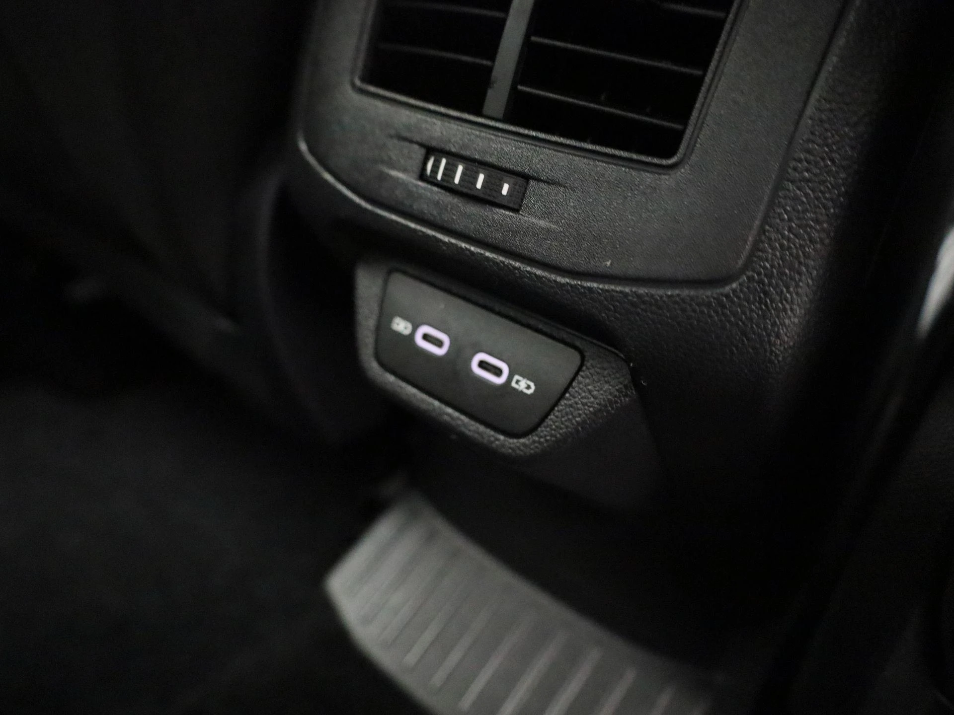 Volkswagen-T-Roc-image-36