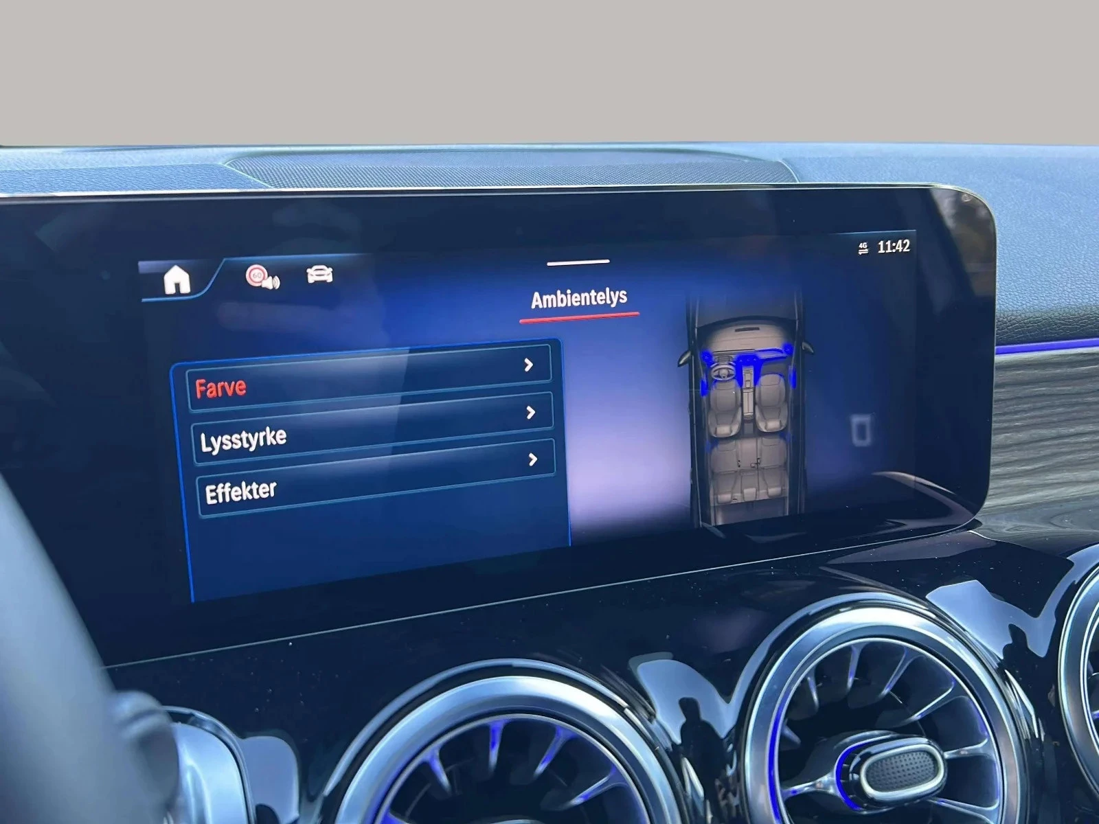 Mercedes-Benz-EQB-image-15