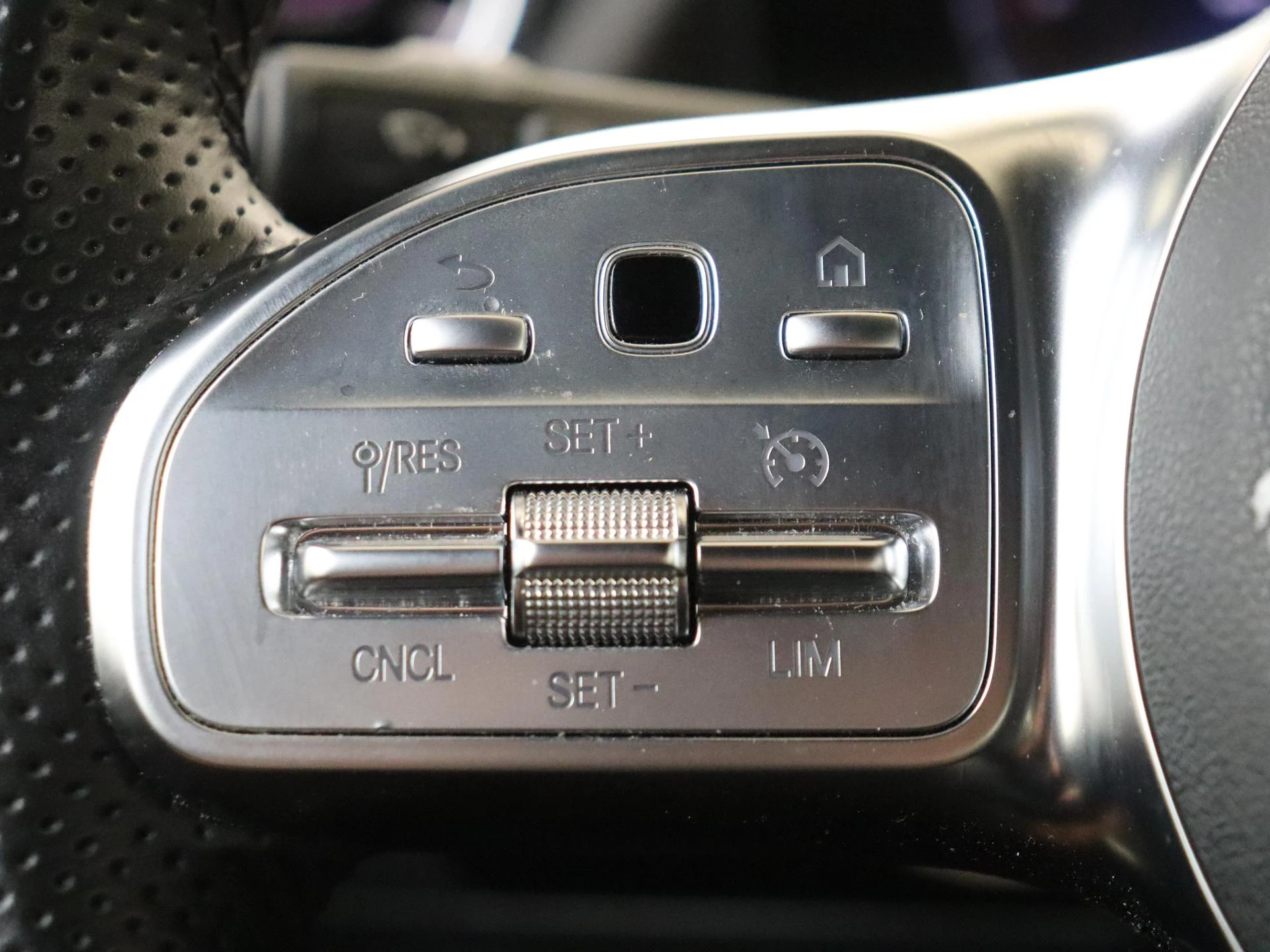 Mercedes-Benz-GLA-image-11