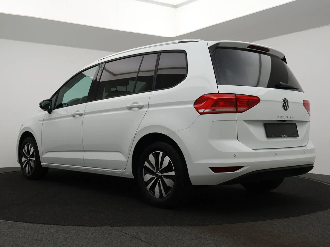 Volkswagen-Touran-image-2