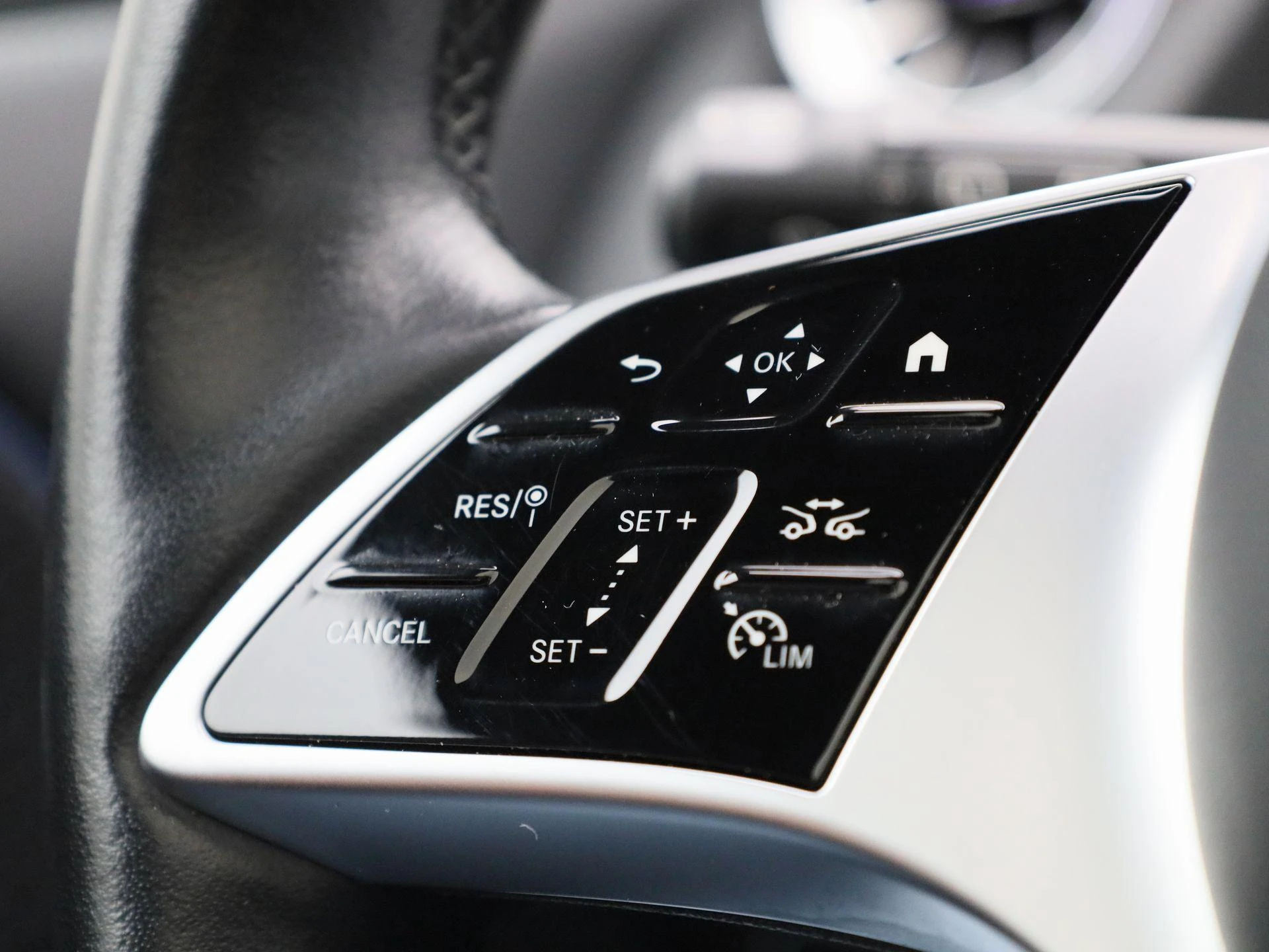 Mercedes-Benz-GLA-image-17